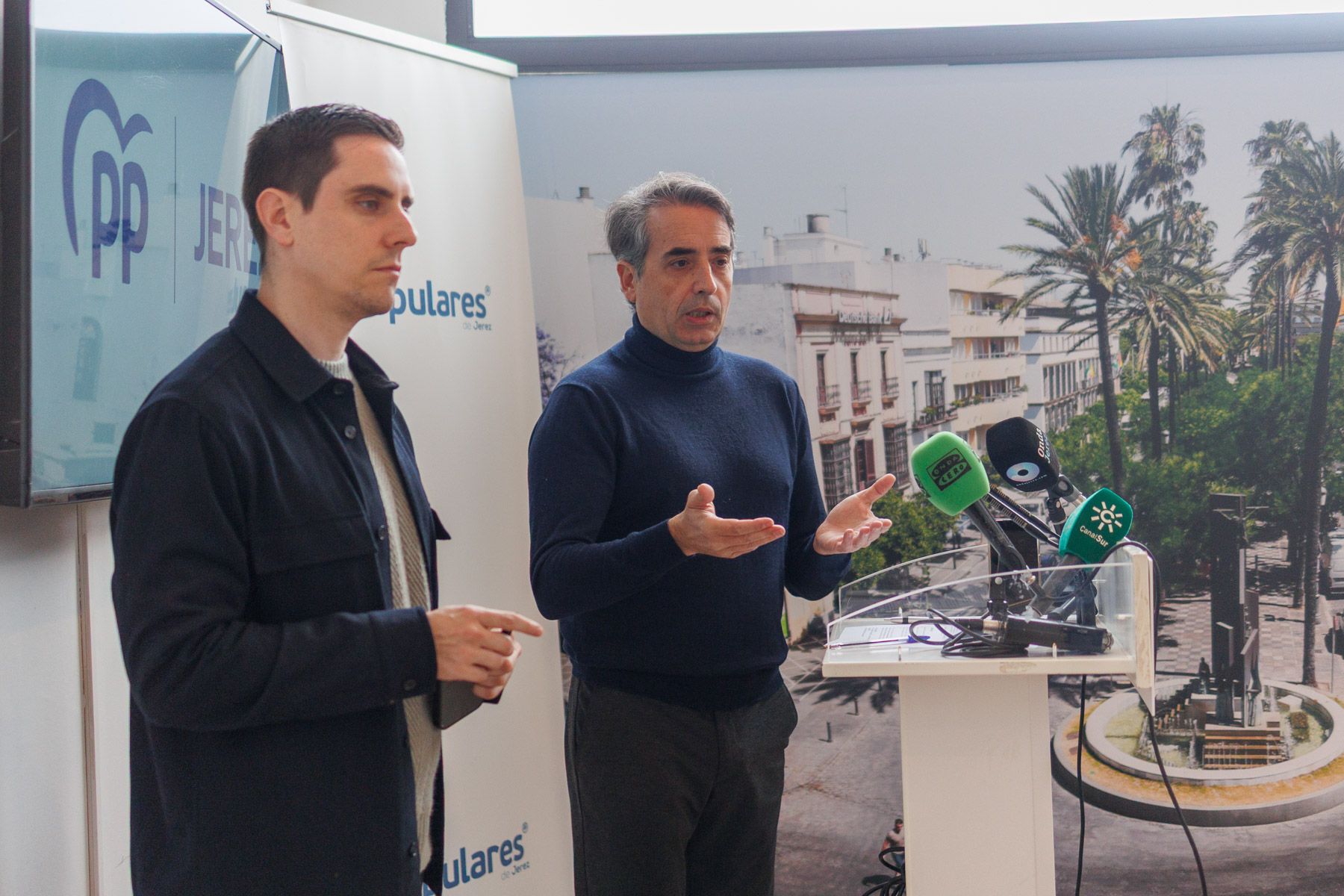 Jaime Espinar y Antonio Saldaña, dirigentes del PP de Jerez, en rueda de prensa. Jaime Espinar y Antonio Saldaña, dirigentes del PP de Jerez, en rueda de prensa.