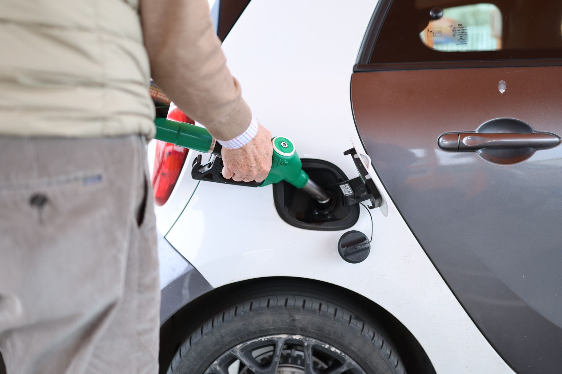 Un hombre repostando en una gasolinera de Andalucía, este lunes.