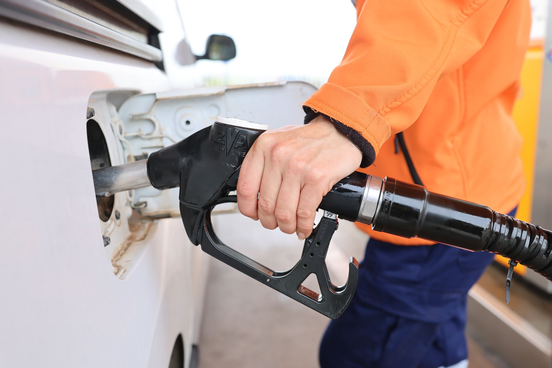 Un hombre respostando combustible, en una imagen reciente.