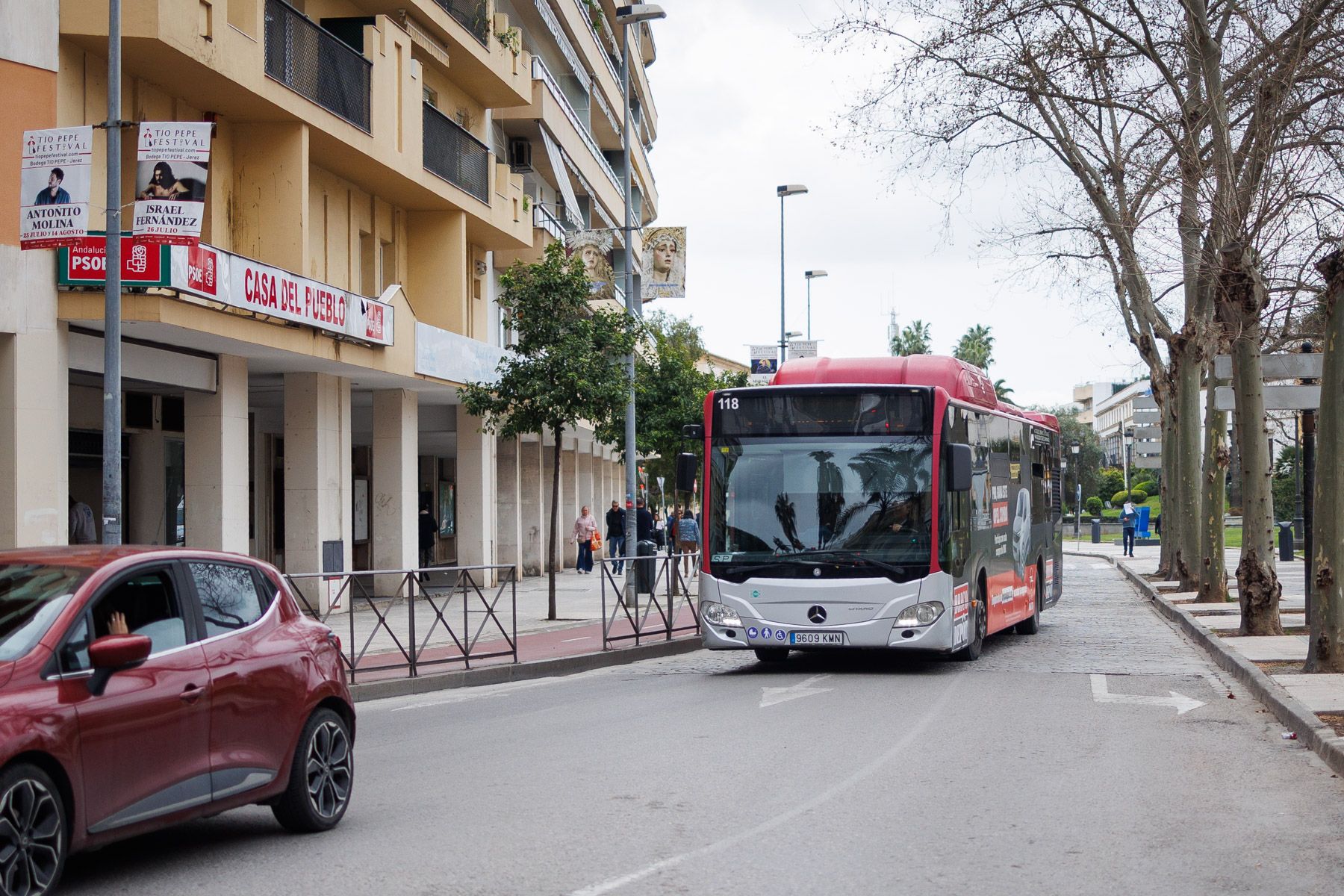 Un autobús urbano de Jerez, pasando por delante de la sede del PSOE.