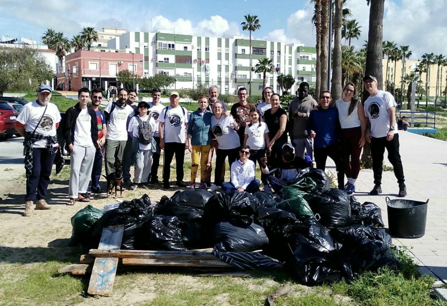 Recogida de basura en Puerto Real impulsada por la asociación Pulmón Verde de la Bahía.
