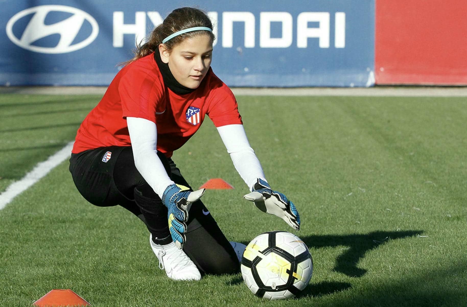 Una joven participa en un campus de verano de la Academia Atlético de Madrid.