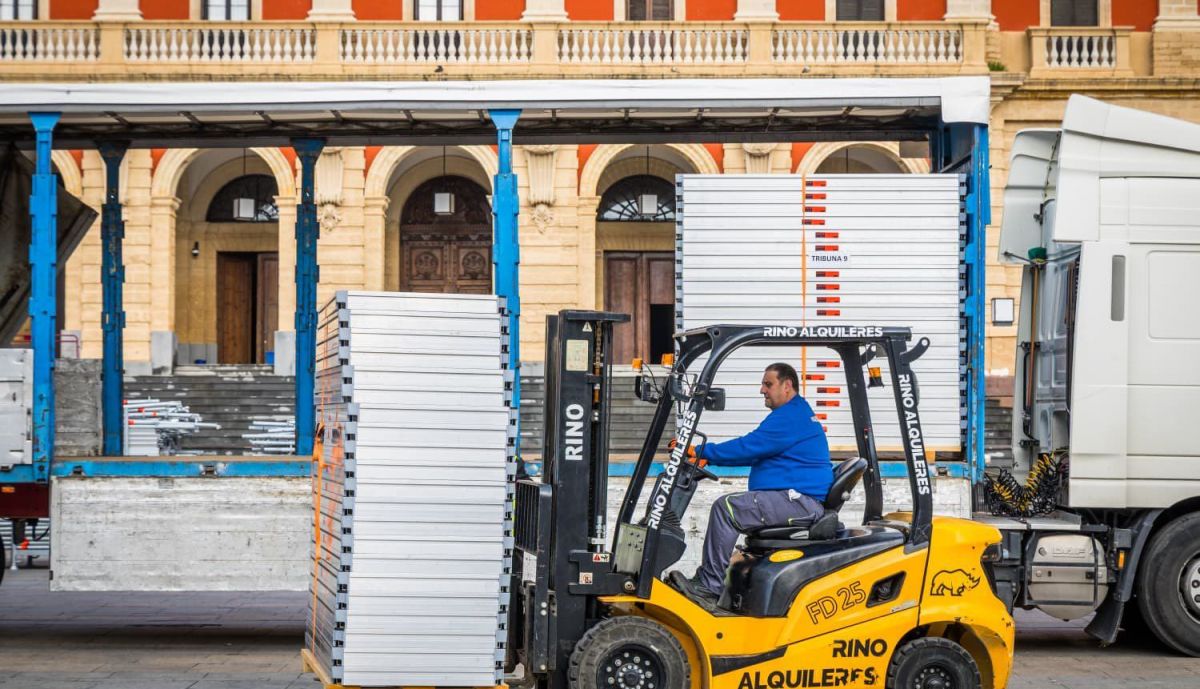 Los operarios comienzan los trabajos en la plaza del Rey (1)