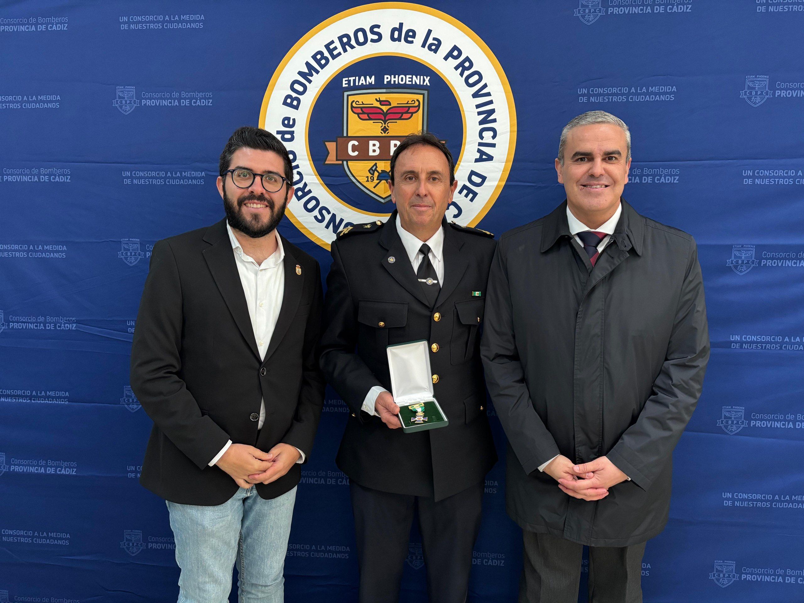 La alcaldesa de Sanlúcar, Carmen Álvarez, felicita al jefe del parque de bomberos sanluqueño, Juan Romero Benítez.