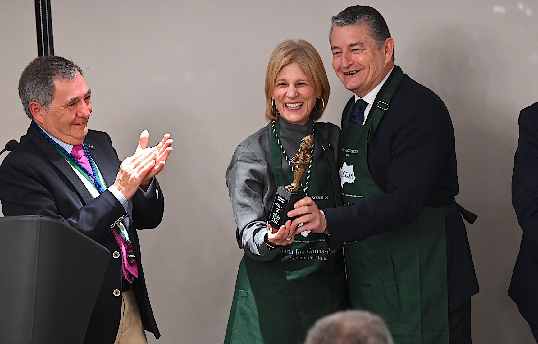 La alcaldesa de Jerez​​​​​​​, María José García-Pelayo, junto al consejero de Presidencia, Antonio Sanz, en los IX Premios Al-Ándalus de Gastronomía.