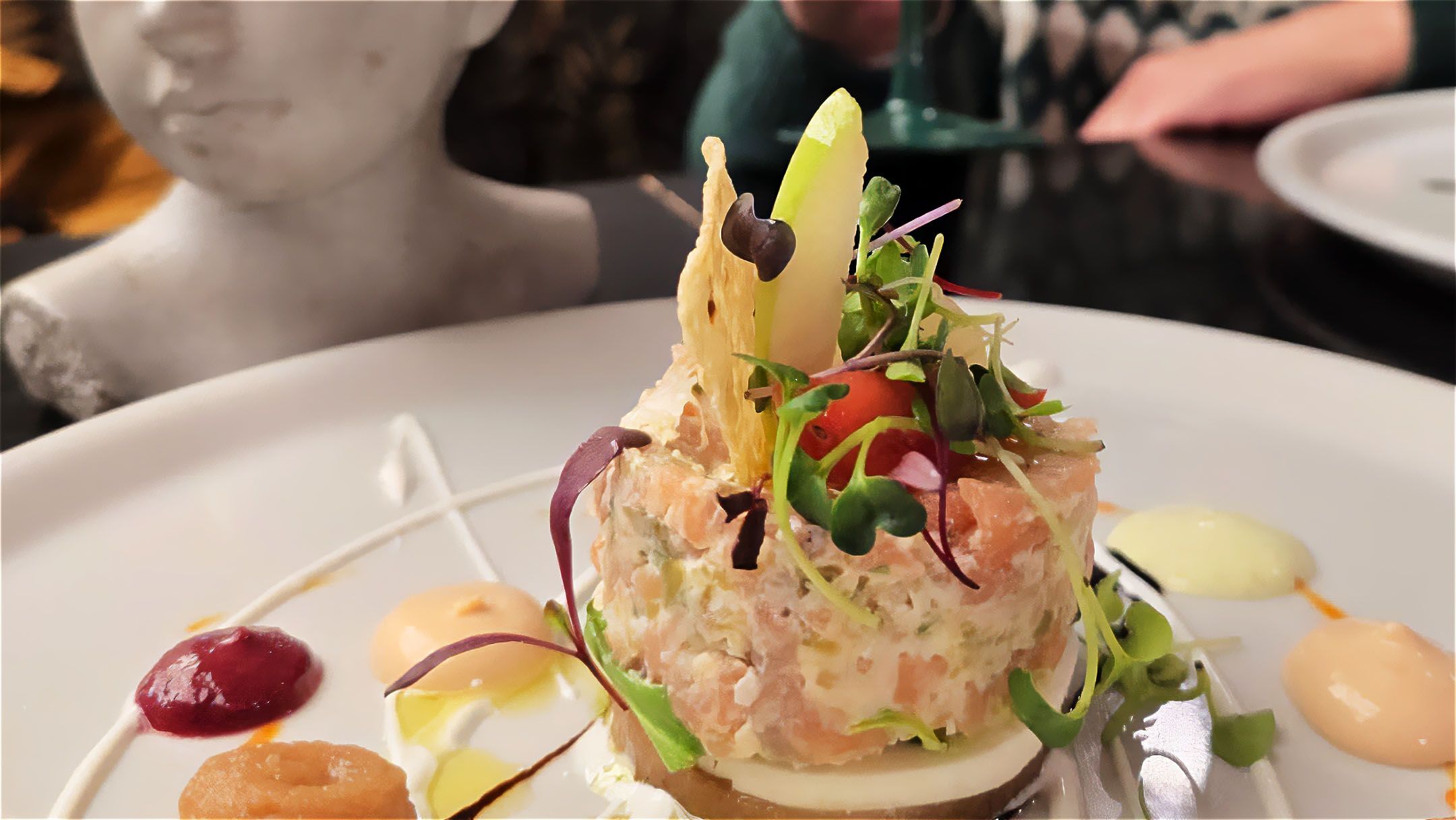 Tartar de salmón ahumado con queso fresco y membrillo dulce, uno de los platos del menú degustación de Hermanos Grimaldi.