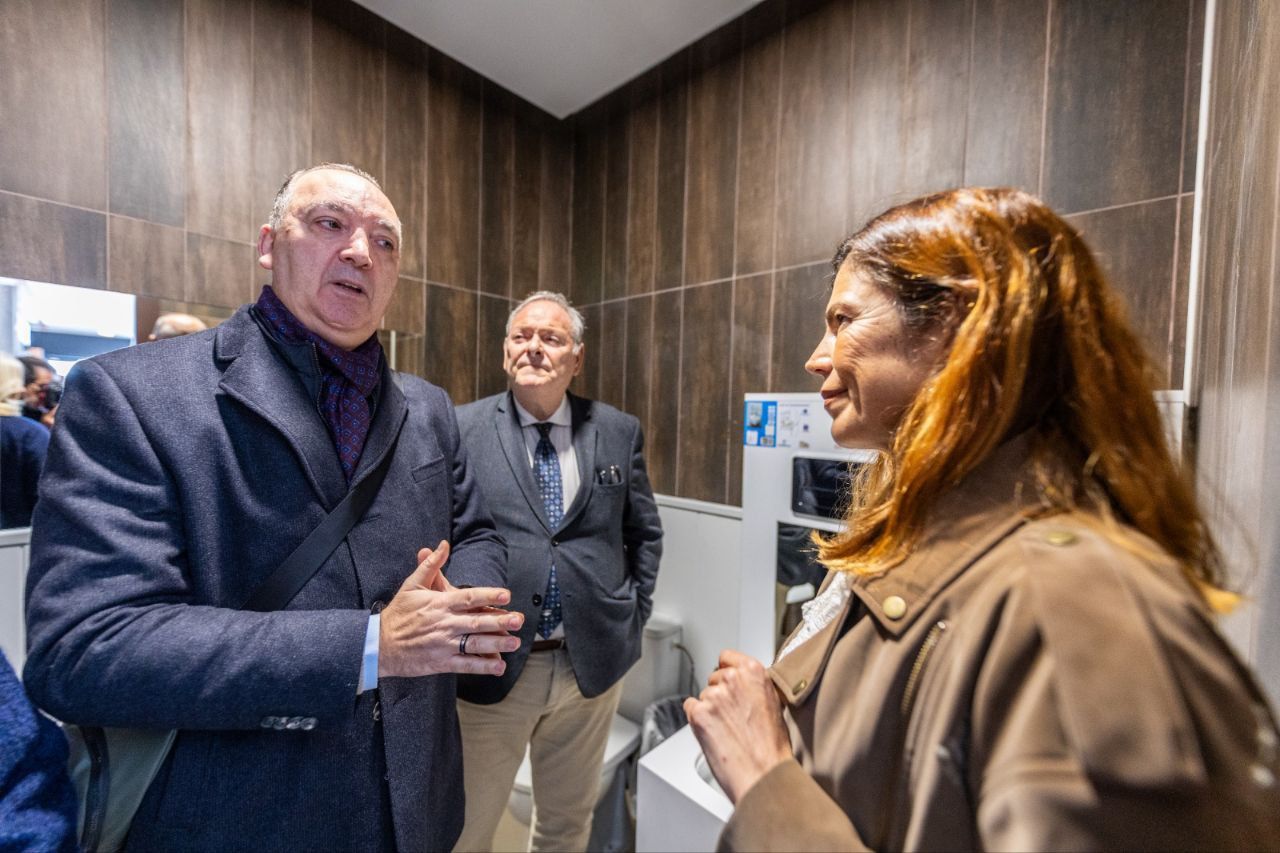 San Fernando instala el primer baño adaptado para personas ostomizadas en la Bahía de Cádiz.