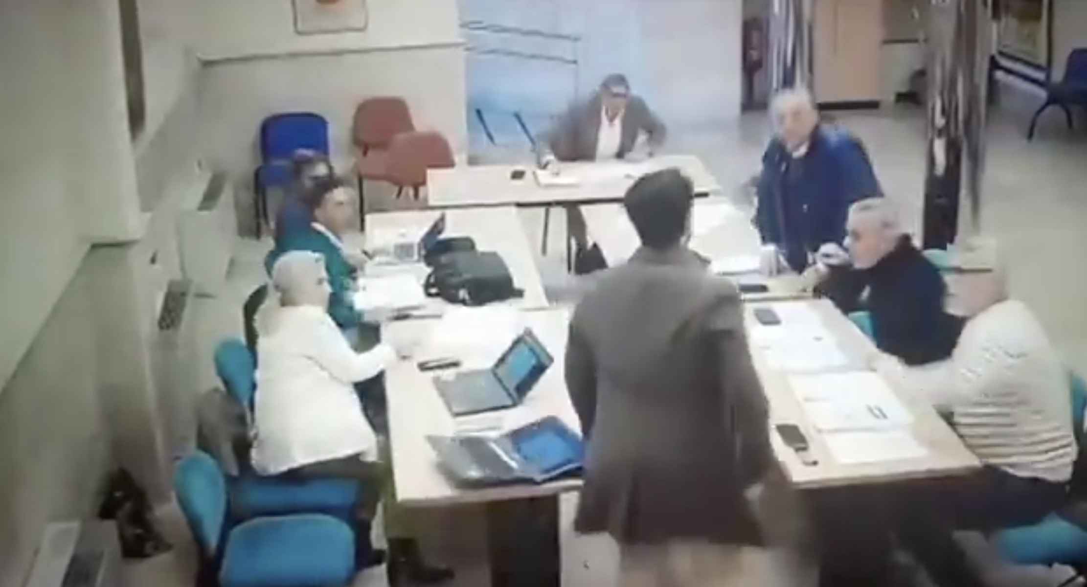 Revuelo tras el lanzamiento del vaso de café.