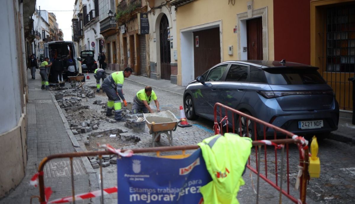 Trabajos de reparación de la calzada y el adoquinado de calle Caballeros, este martes en Jerez.