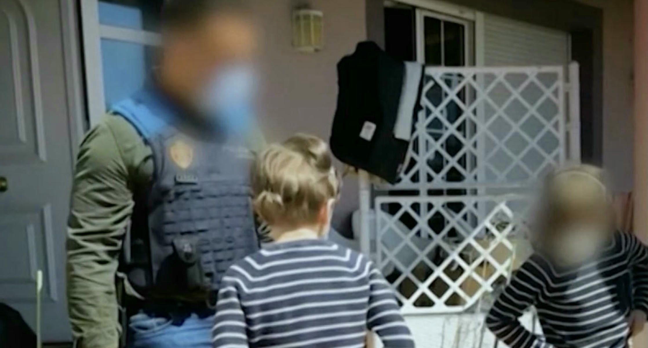 Los menores encerrados en Oviedo durante años, con agentes policiales.