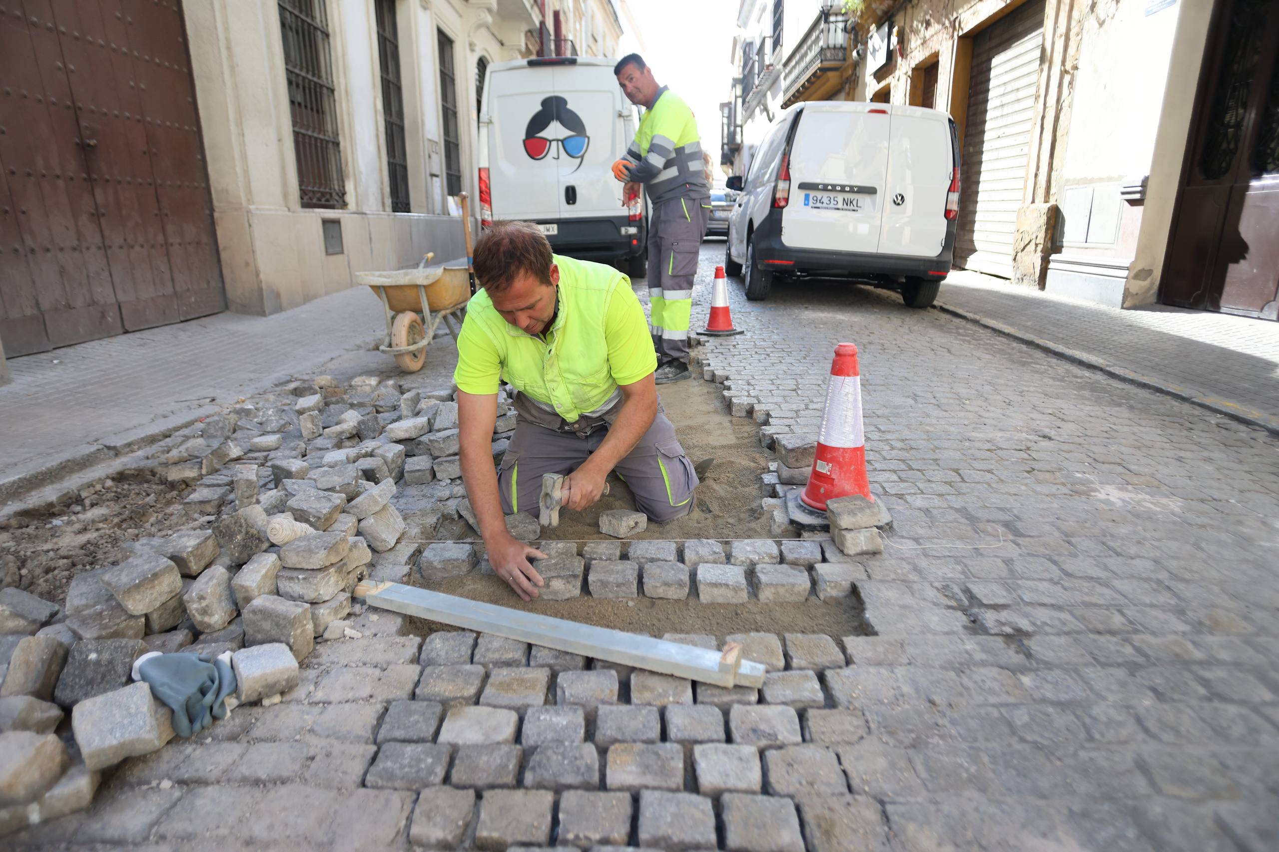 Trabajos este martes en la calle Caballeros.   JUAN CARLOS TORO