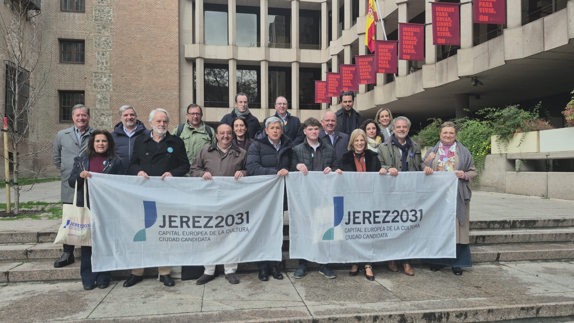 La delegación jerezana, encabezada por la alcaldesa María José García-Pelayo, antes de defender la candidatura a Capital Europea de la Cultura.