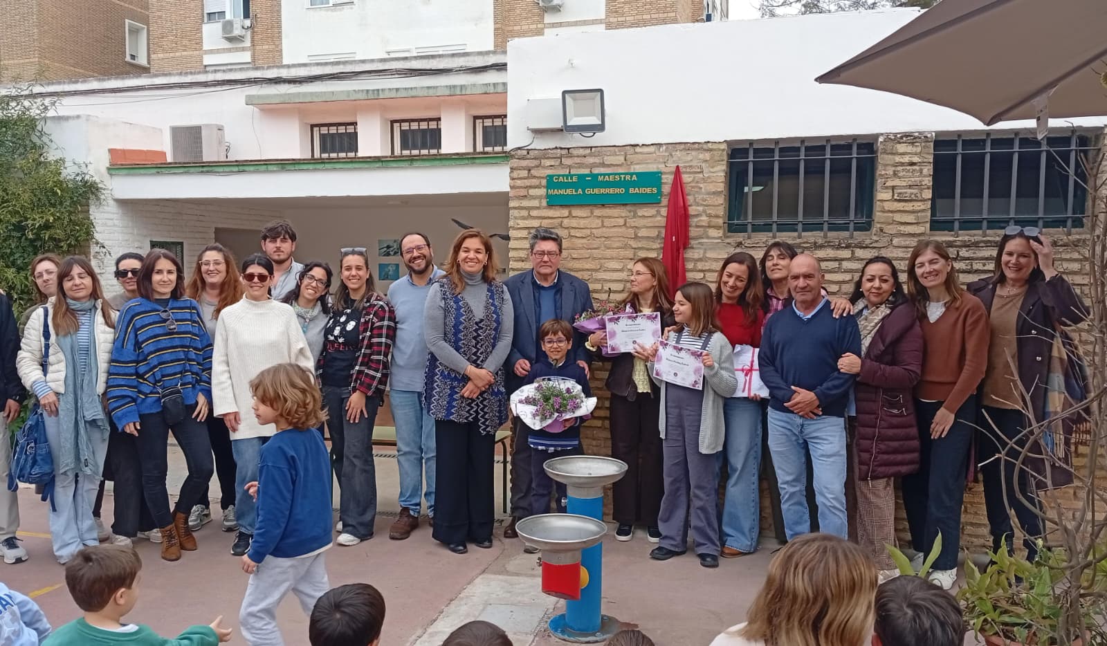 Homenaje en el CEIP Pío XII de Jerez a Manuela Guerrero Baides y Manuela Martínez Gamero.