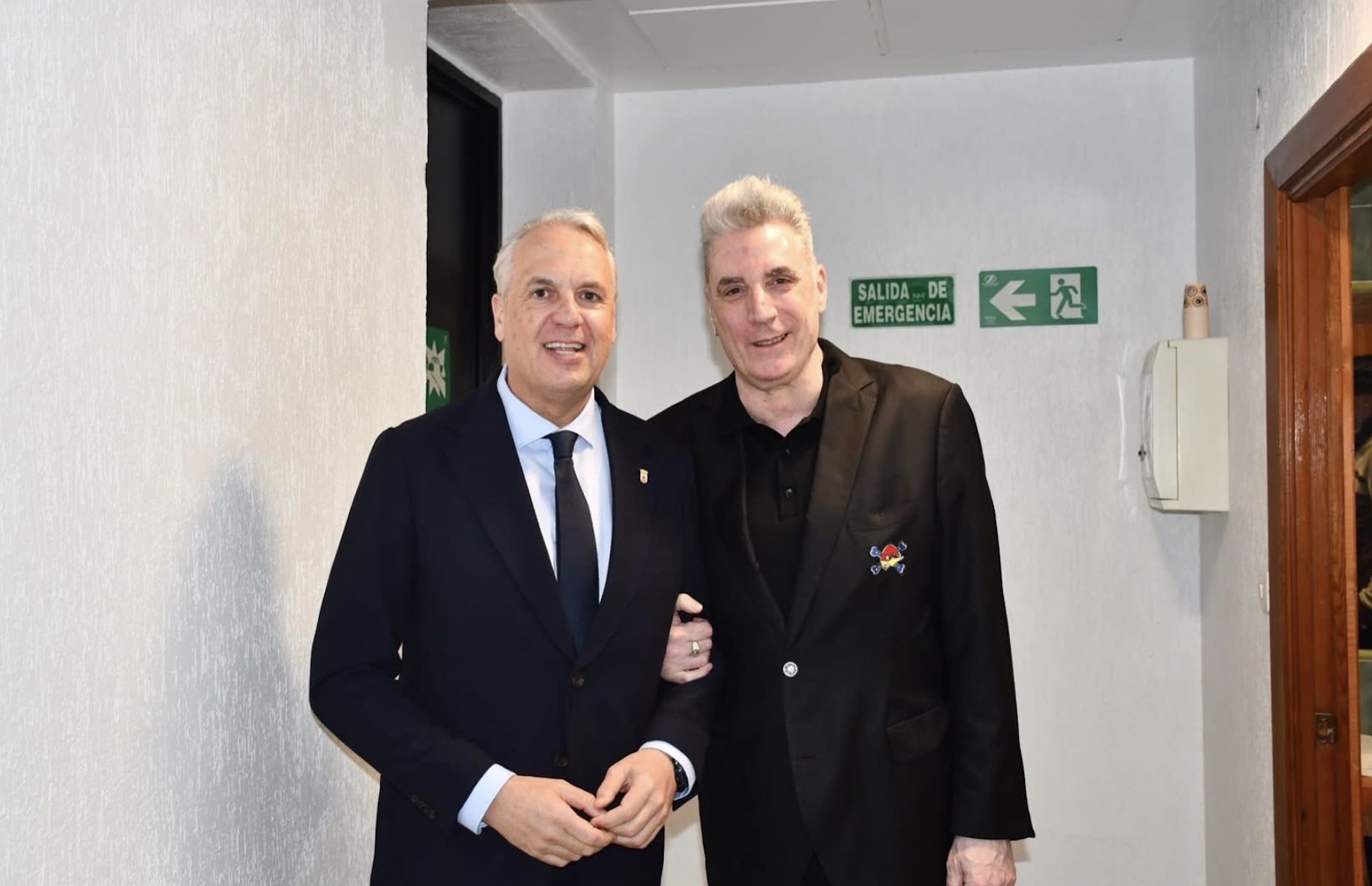 Juan Carlos Ruiz Boix, alcalde de San Roque, junto a Loquillo.