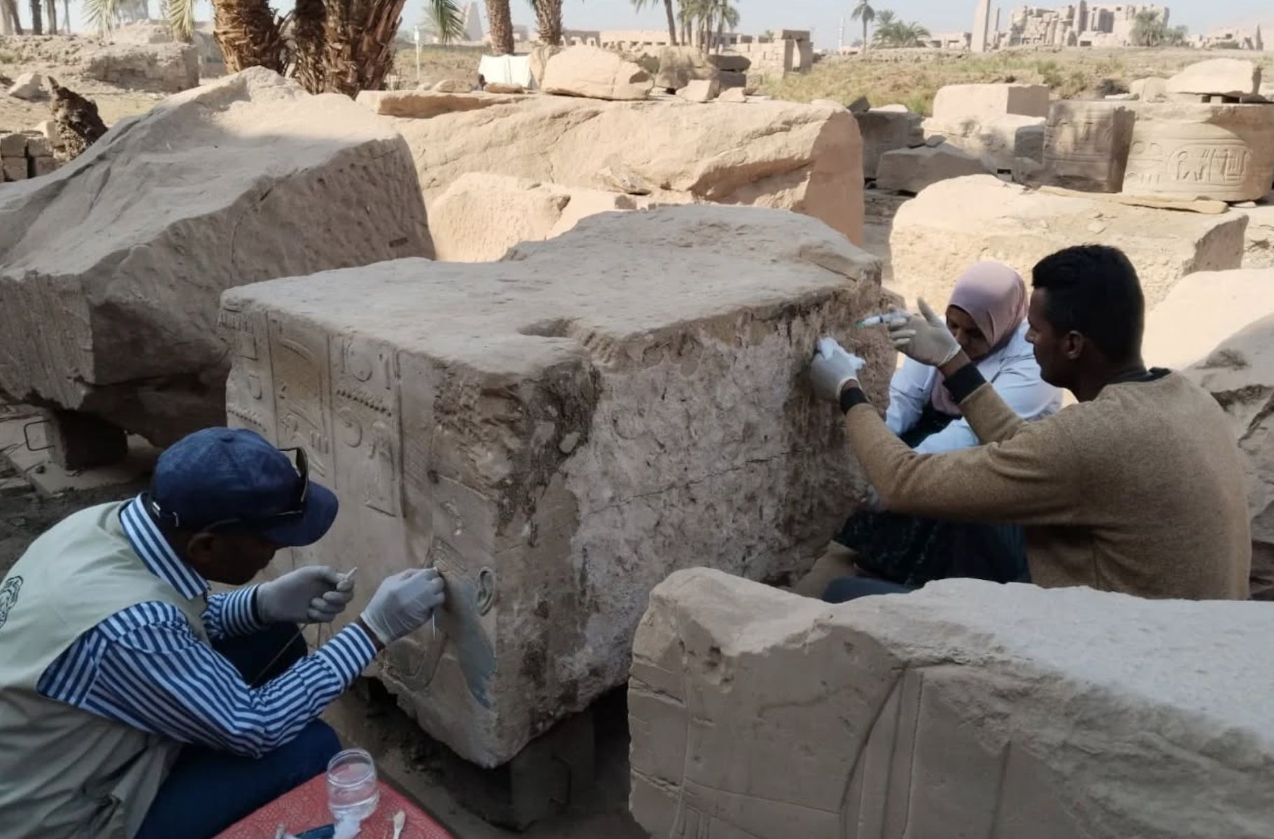 Documentación y análisis de bloques milenarios en el Templo de Karnak.