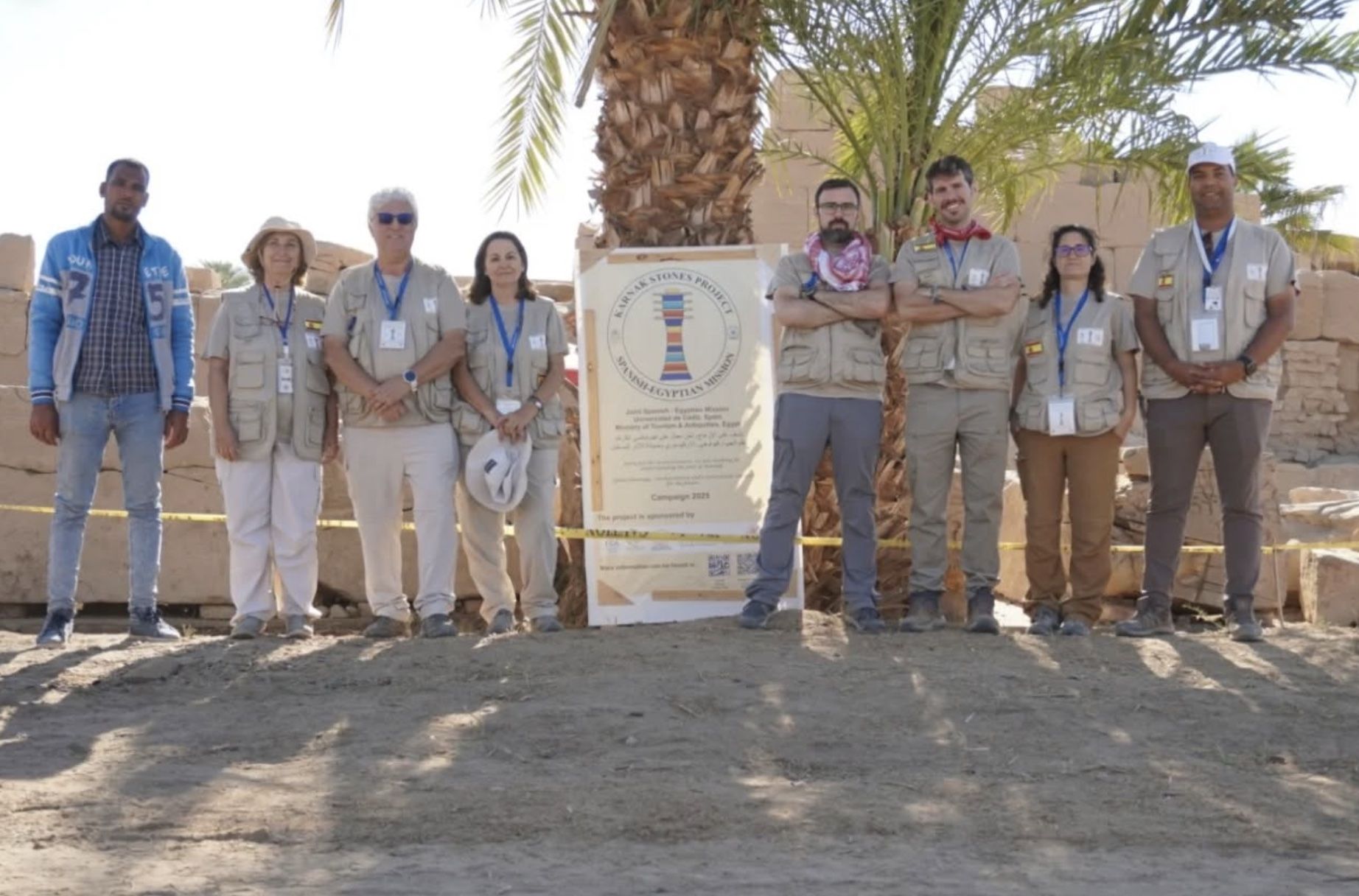 Miembros del equipo de la Universidad de Cádiz, en el Templo de Karnak.