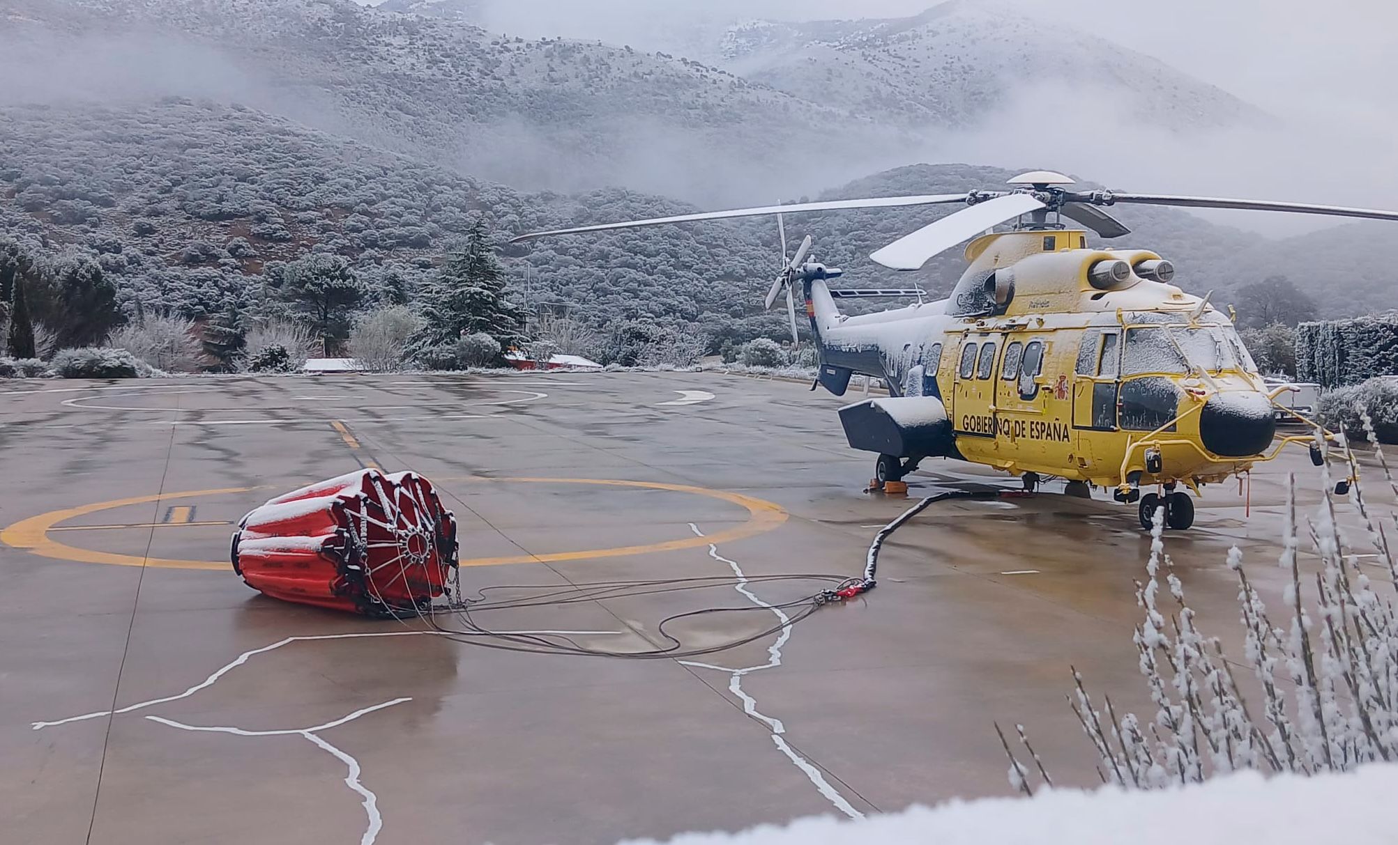 Un helicóptero del Plan Infoca, en Huelma, provincia de Jaén.