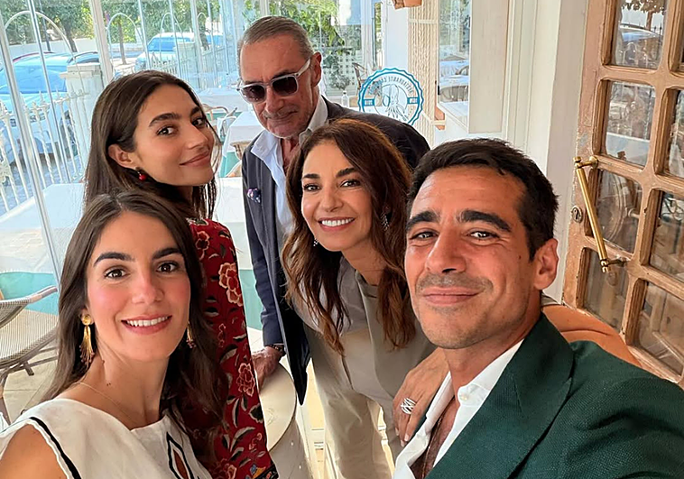 El reencuentro de Carlos Herrera con Mariló Montero, junto a Alberto Herrera y Blanca Llandres. (Instagram)