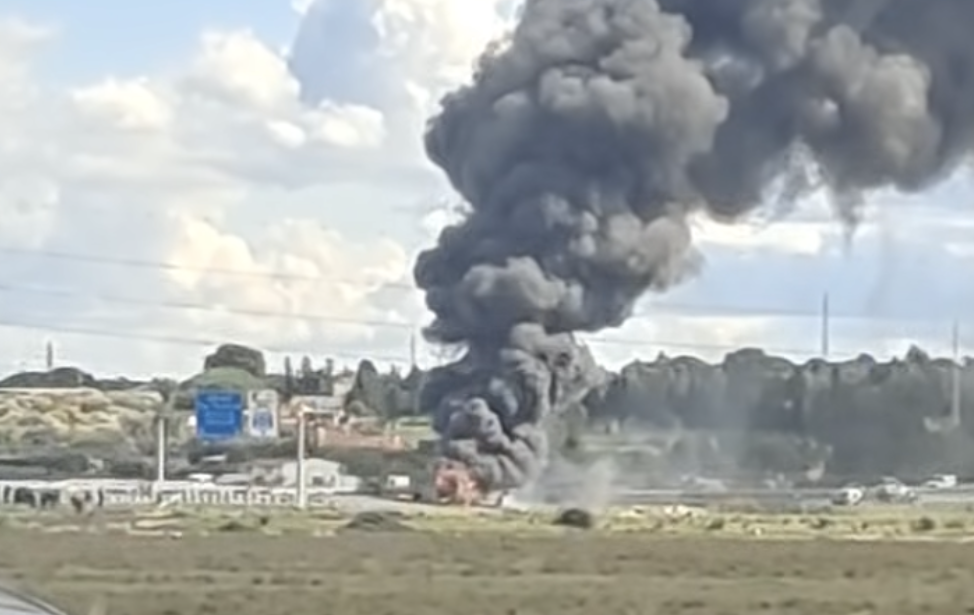 Enorme columna de humo por el incendio desatado en un autobús cerca de Puerto Real.