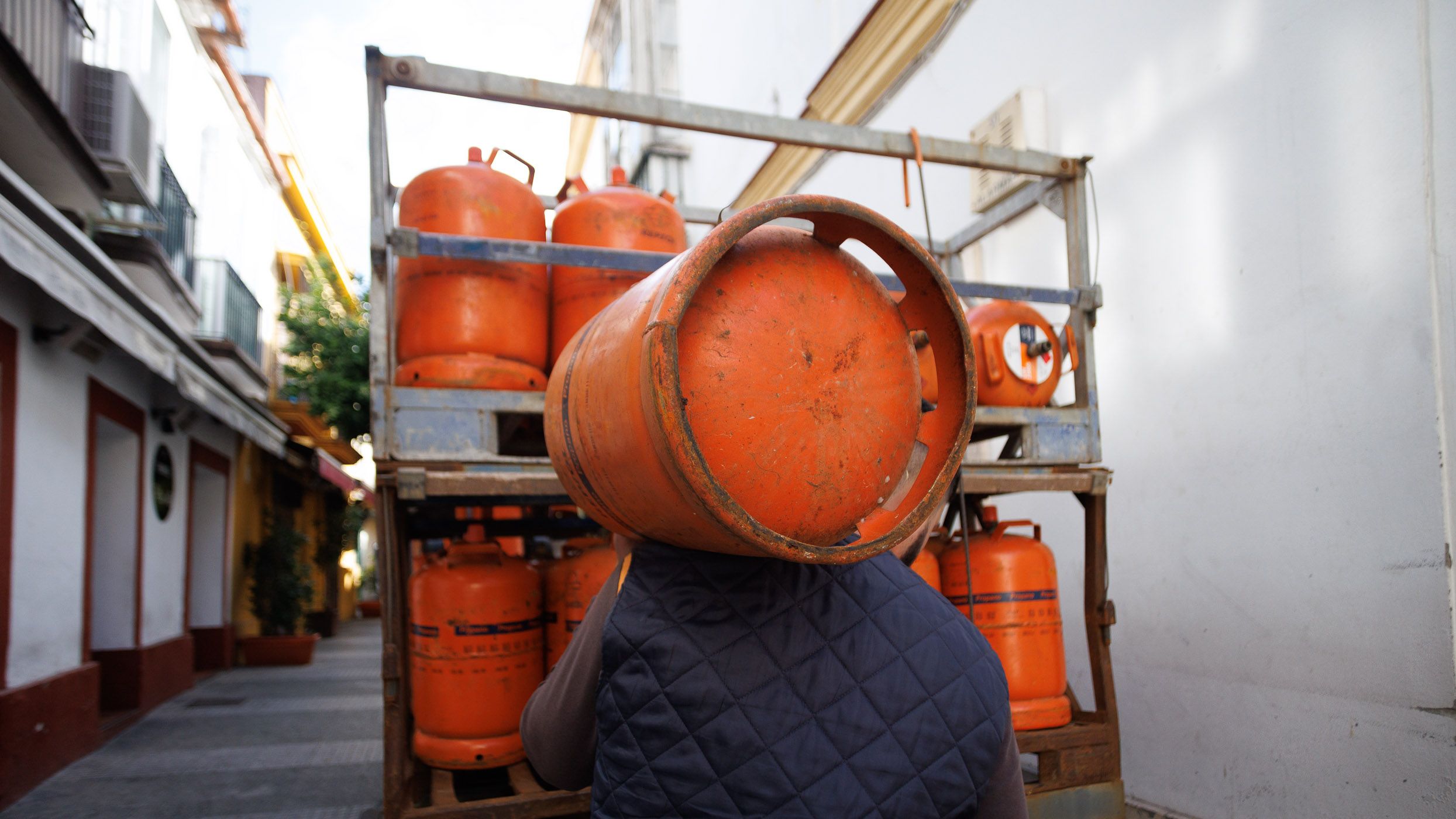 Un repartidor de bombonas de butano, en el centro de Jerez, en una imagen reciente.