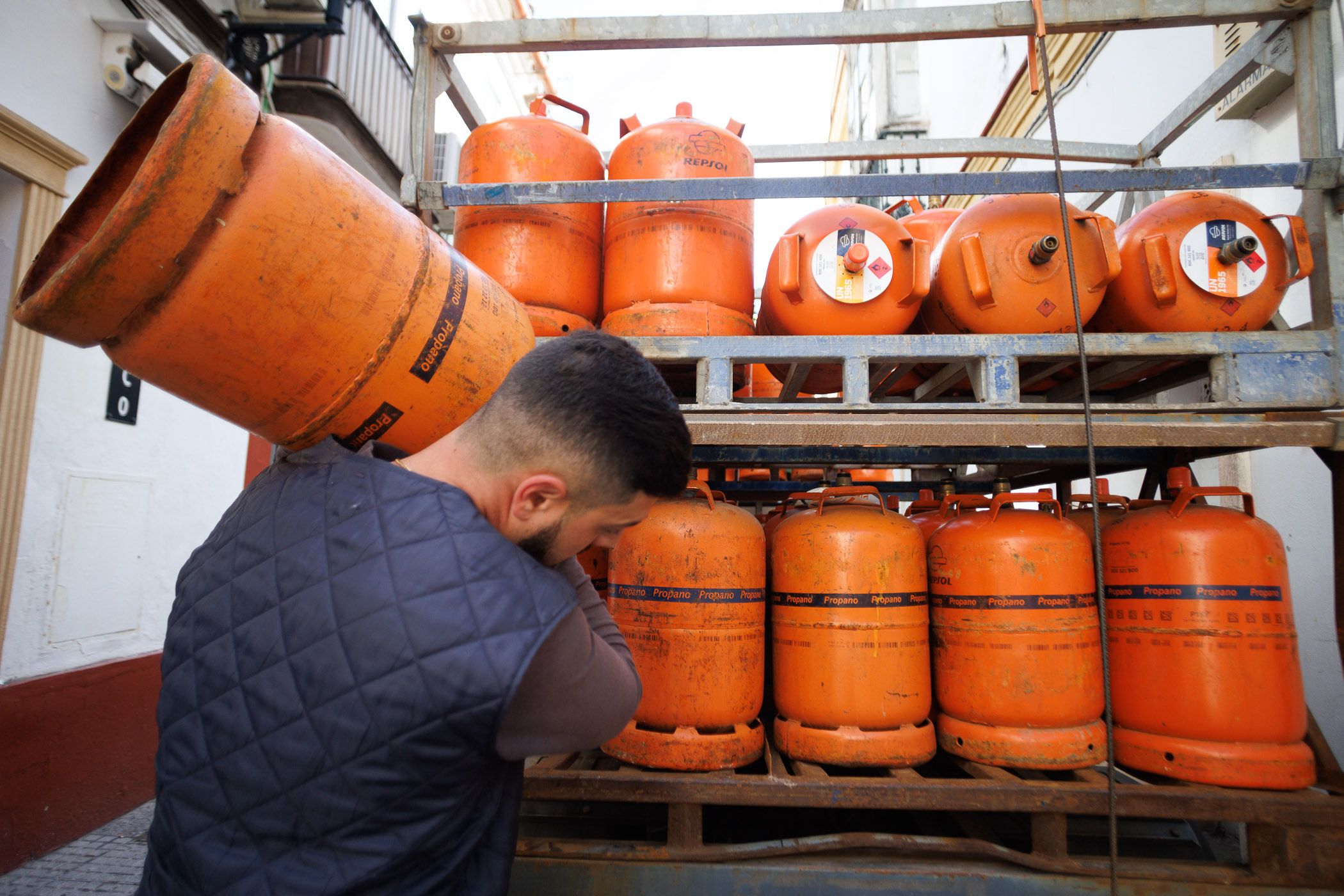 Un repartidor de butano con una bombona al hombro.