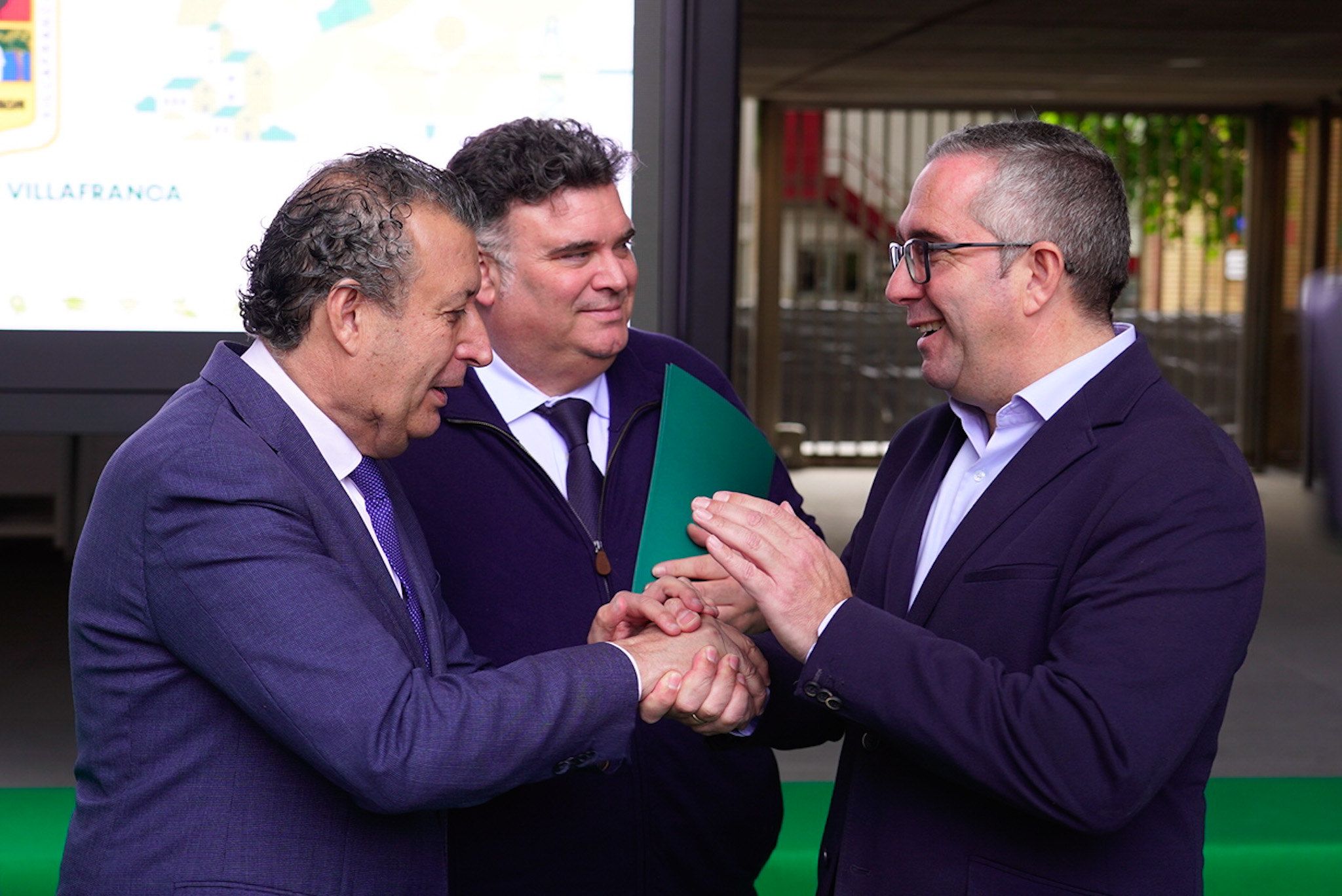 Un momento de la presentación del acuerdo, con Javier Fernández junto a los alcaldes de Los Palacios y de Morón.