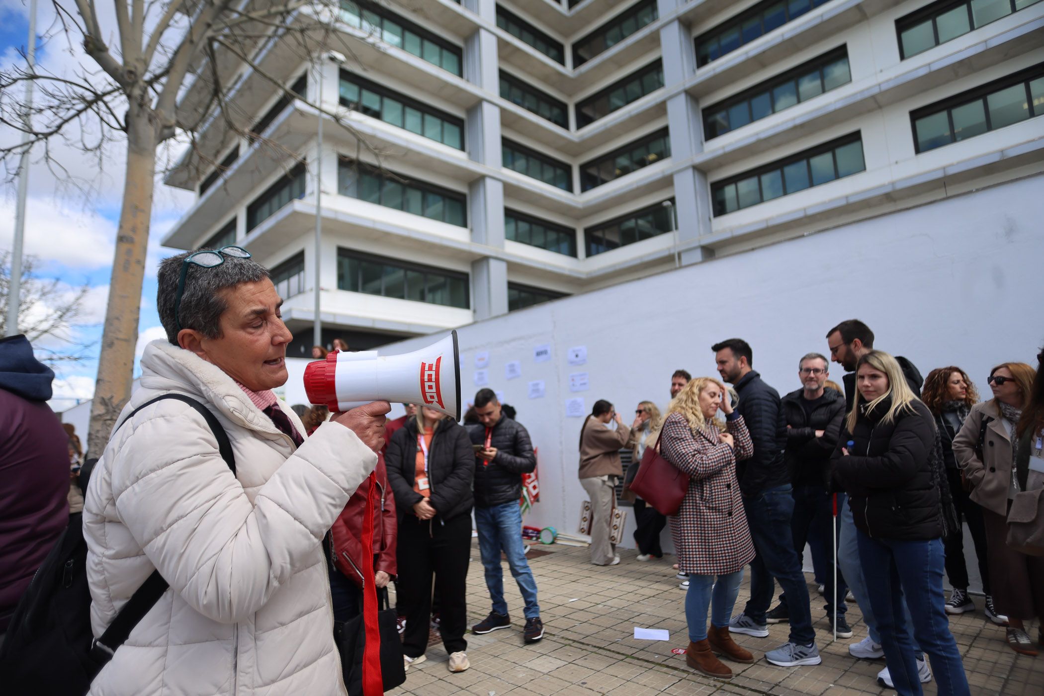 Protesta de trabajadores ante la sede de Majorel en Jerez.