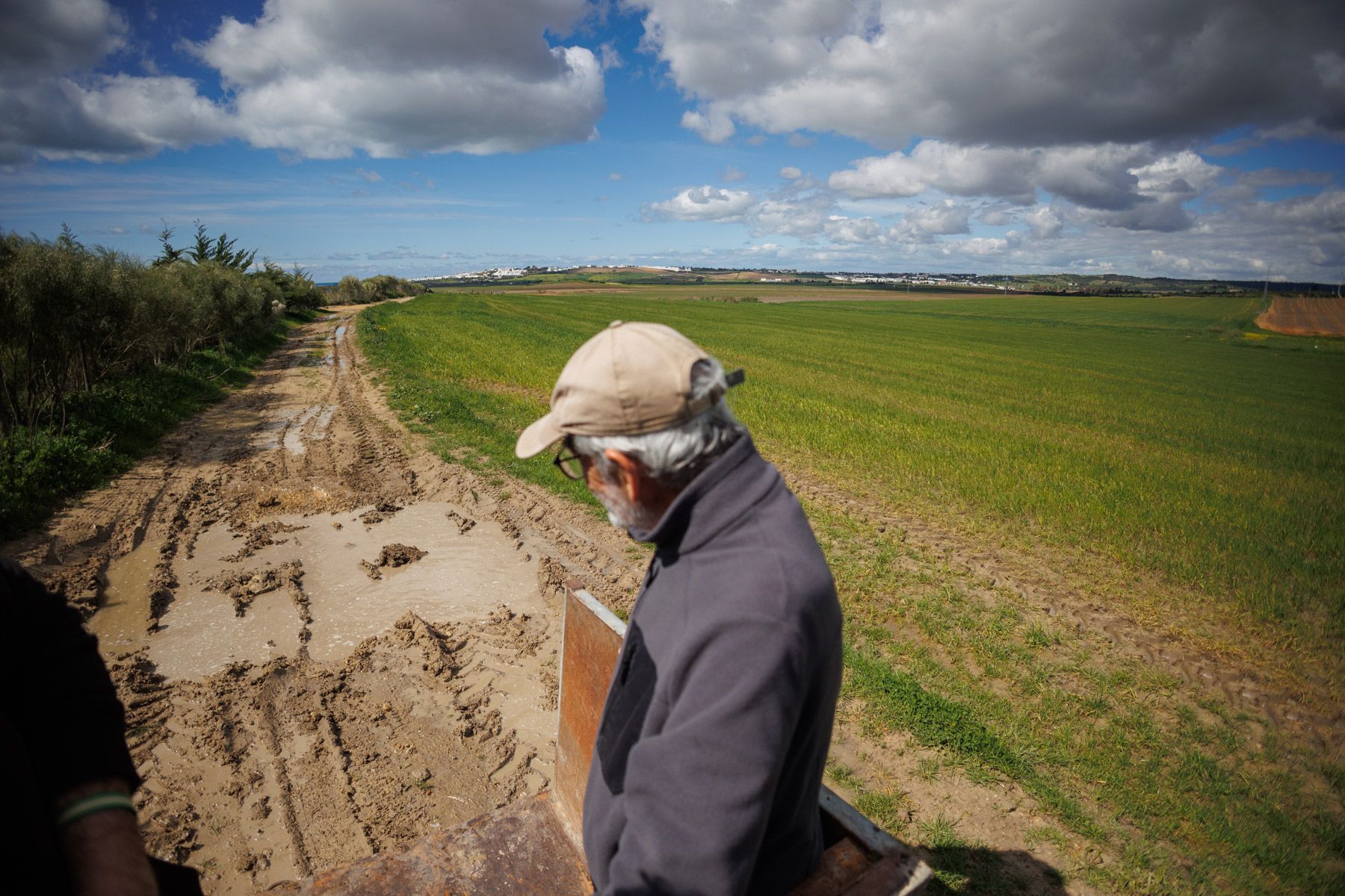 Ramón Iglesias, fundador de la bodega y almazara Sancha Pérez, en el intransitable carril de acceso.
