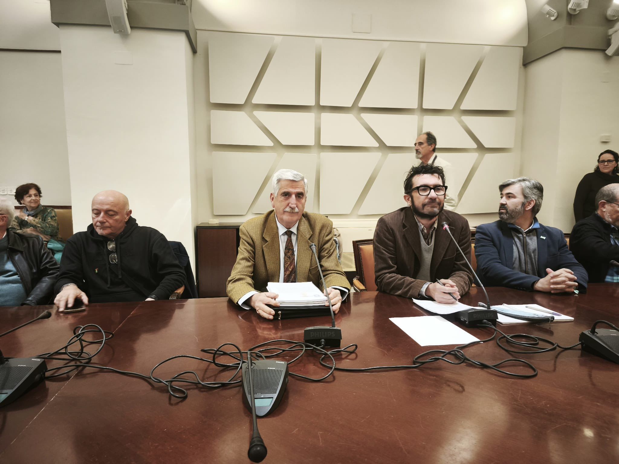 Alcaldes, investigadores y asociaciones en la presentación en la US de la denuncia.