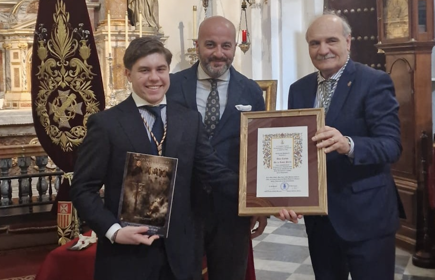  Carlos de la Rosa, el pregonero Pablo Durio y el presidente Juan Carlos Jurado. 