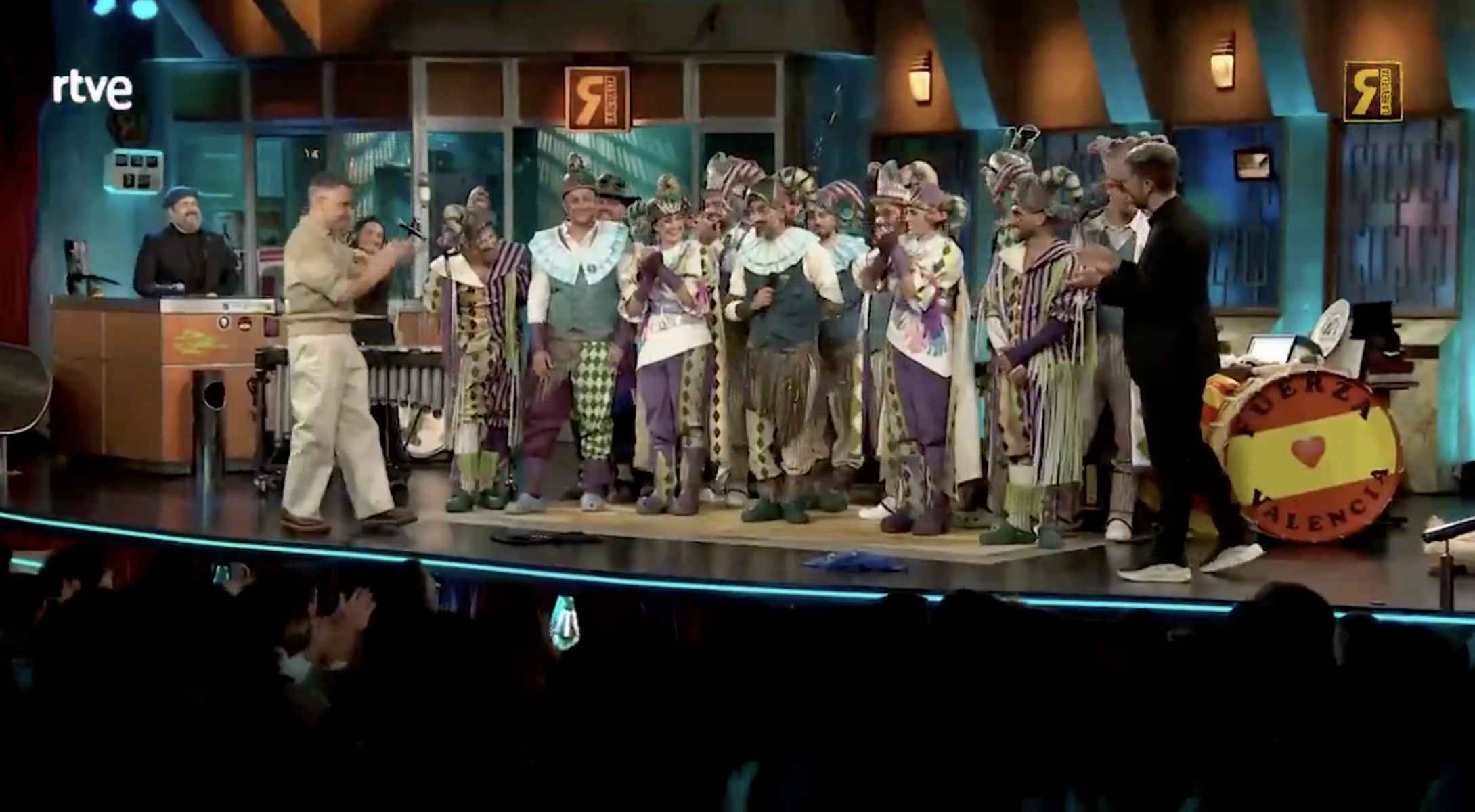 La comparsa de Jesús Bienvenido y Jorge Drexler, en 'La Revuelta'.