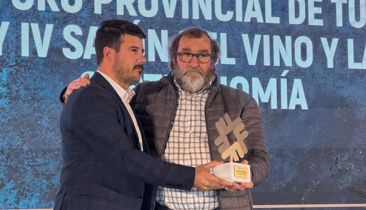 Javier Rodríguez entrega el premio a Juan Valdés.