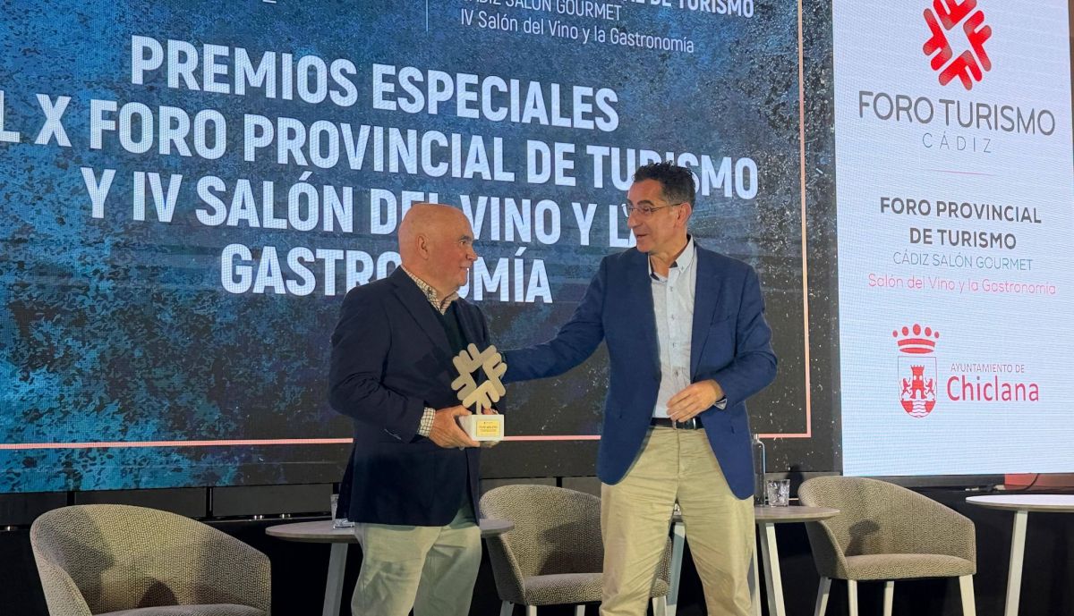El alcalde de Barbate, Miguel Molina, entrega el premio a Pepe Melero.