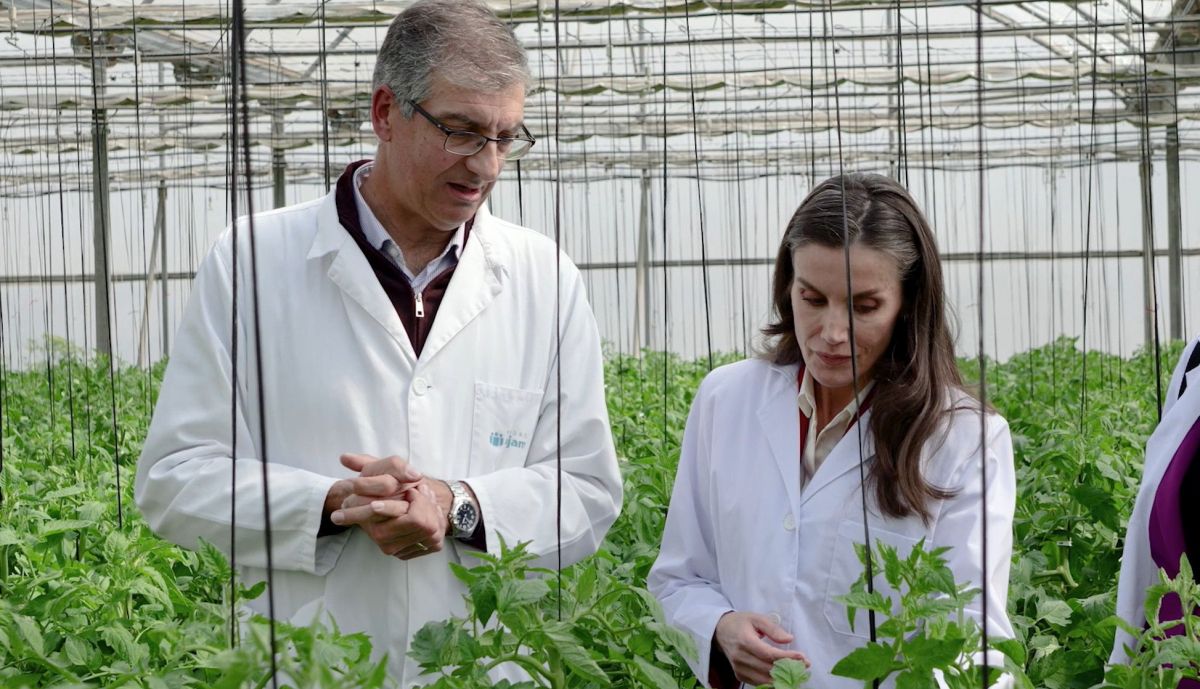 La reina ha visitado las instalaciones de esta estación en El Ejido.