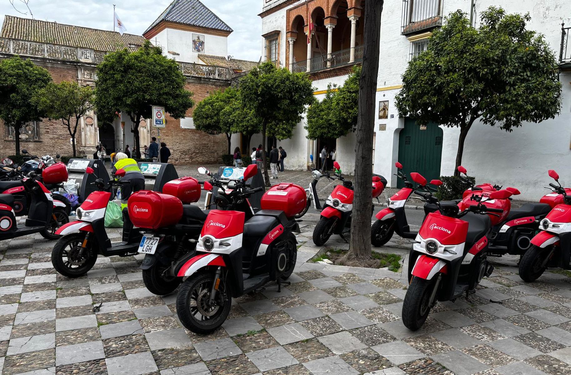 El PSOE denuncia invasión de motos de alquiler en el centro de Sevilla.
