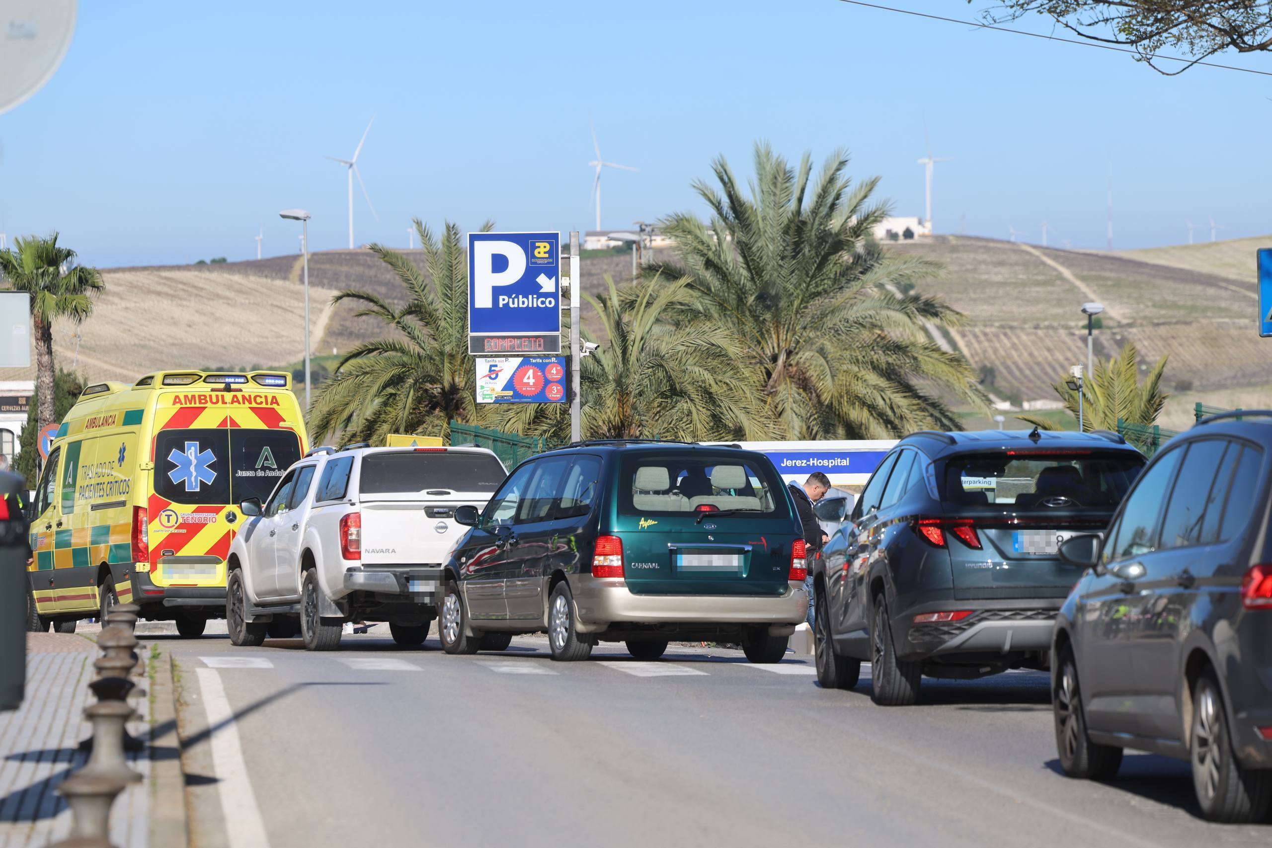 Una ambulancia, en el embotellamiento en el Hospital de Jerez.