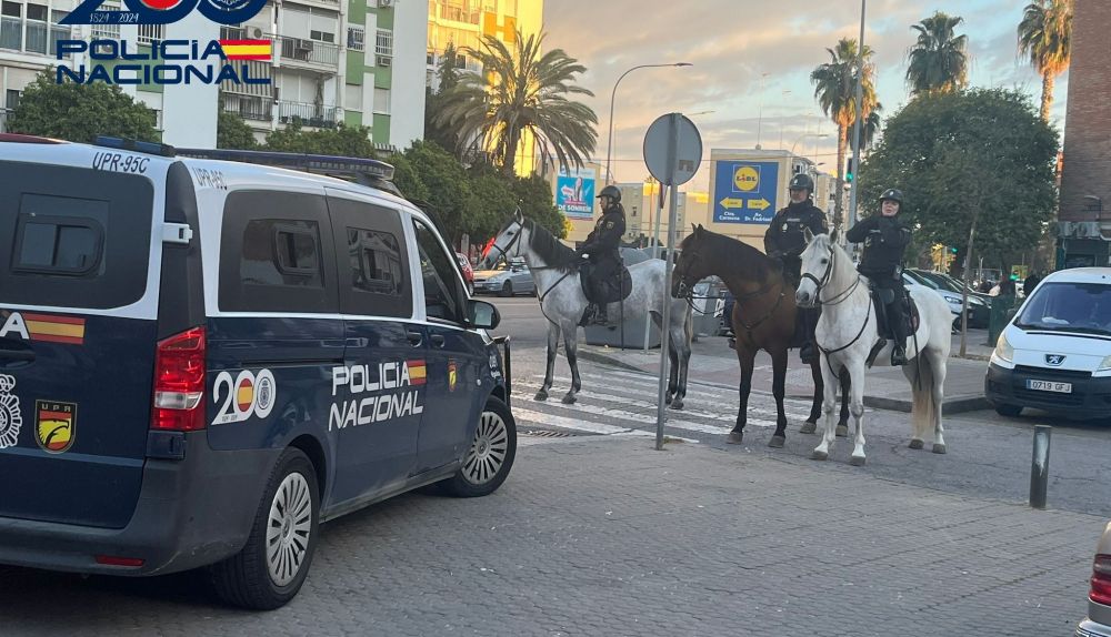 Agentes a caballo desplegados en El Cerezo.