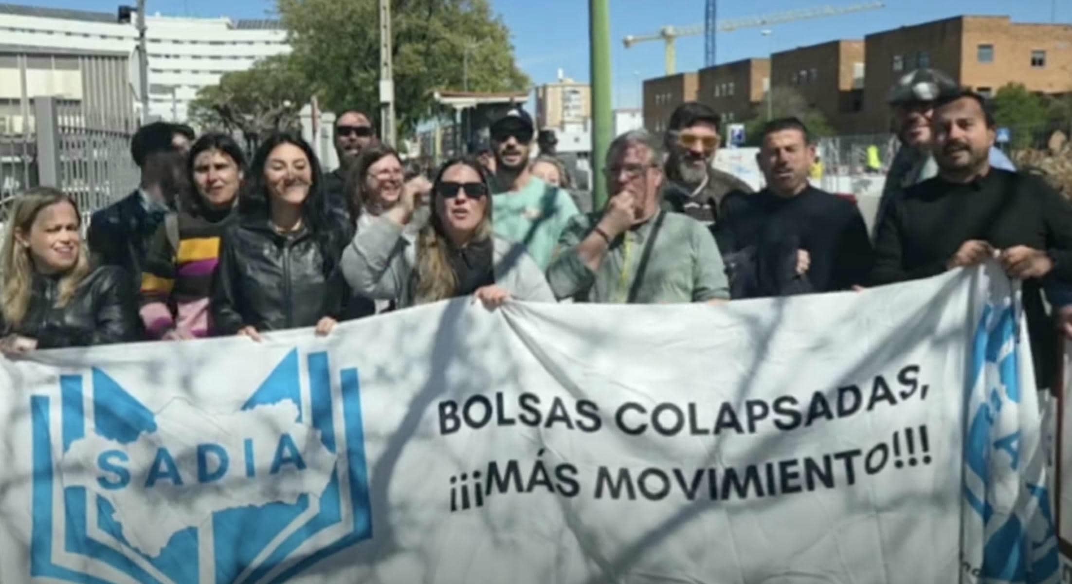 Docentes interinos se concentran a las puertas del Parlamento de Andalucía.