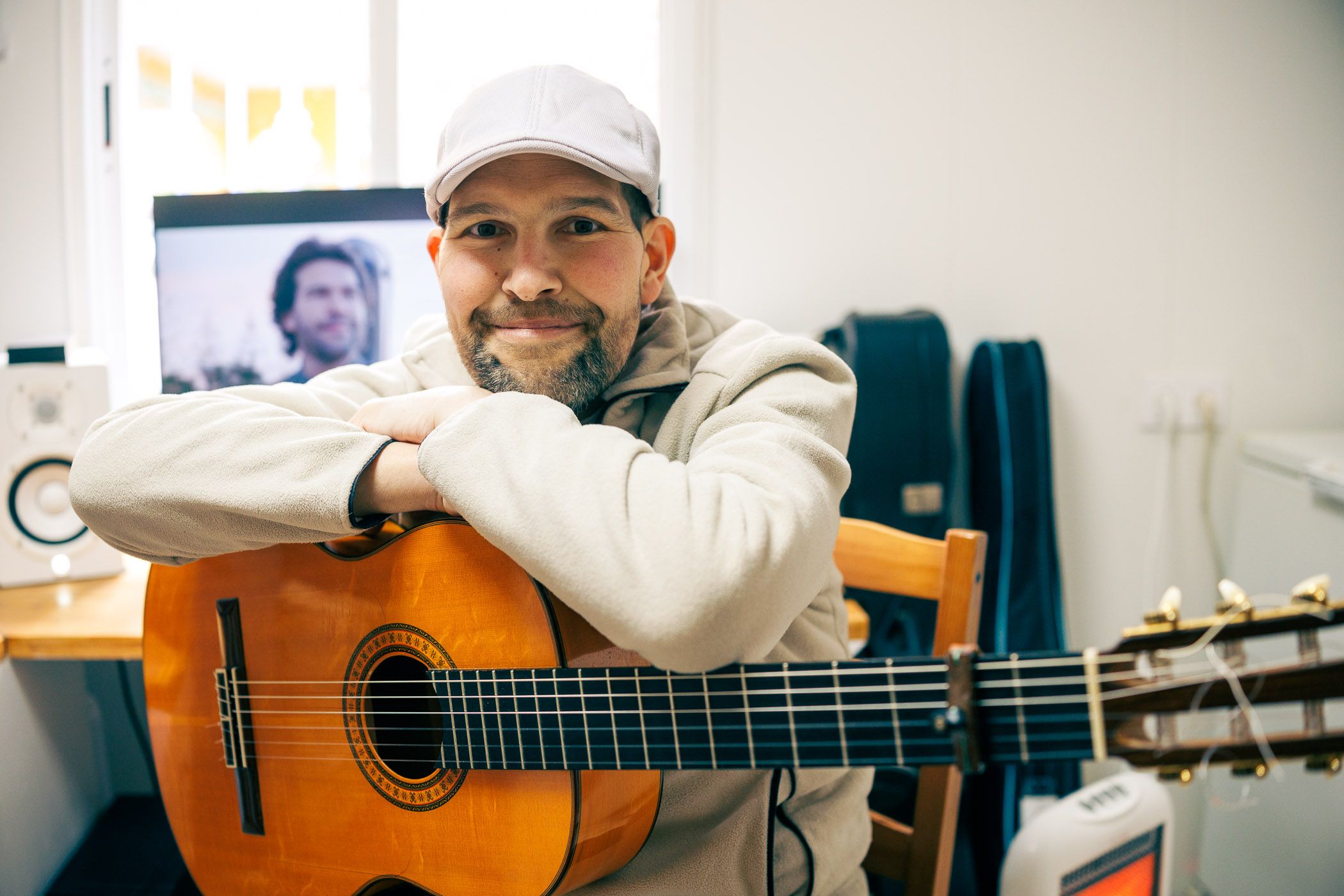 Miguel Salado, junto a su inseparable guitarra, en el pequeño estudio de su casa, tras la entrevista con lavozdelsur.es. Miguel Salado, junto a su inseparable guitarra, en el pequeño estudio de su casa, tras la entrevista con lavozdelsur.es.
