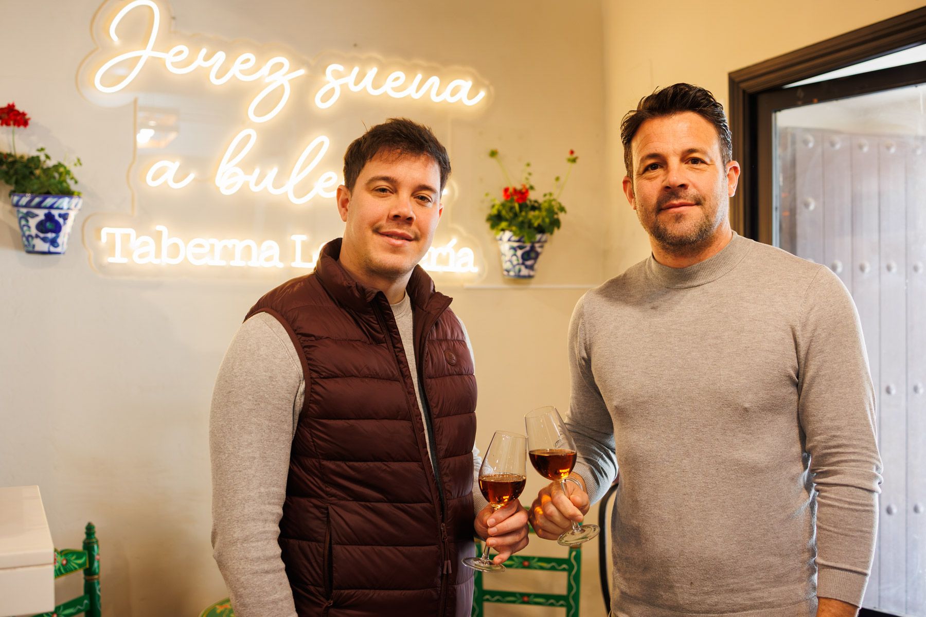 Los hermanos Alfonso y Alejandro, en la taberna La Bulería en el barrio de San Miguel en Jerez.