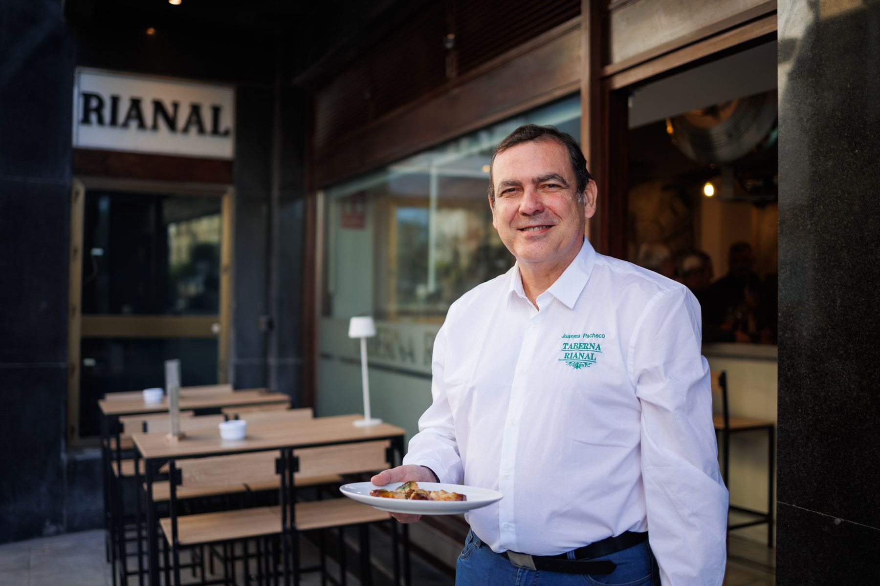 Juan Manuel Pacheco, a la puerta de Taberna Rianal.