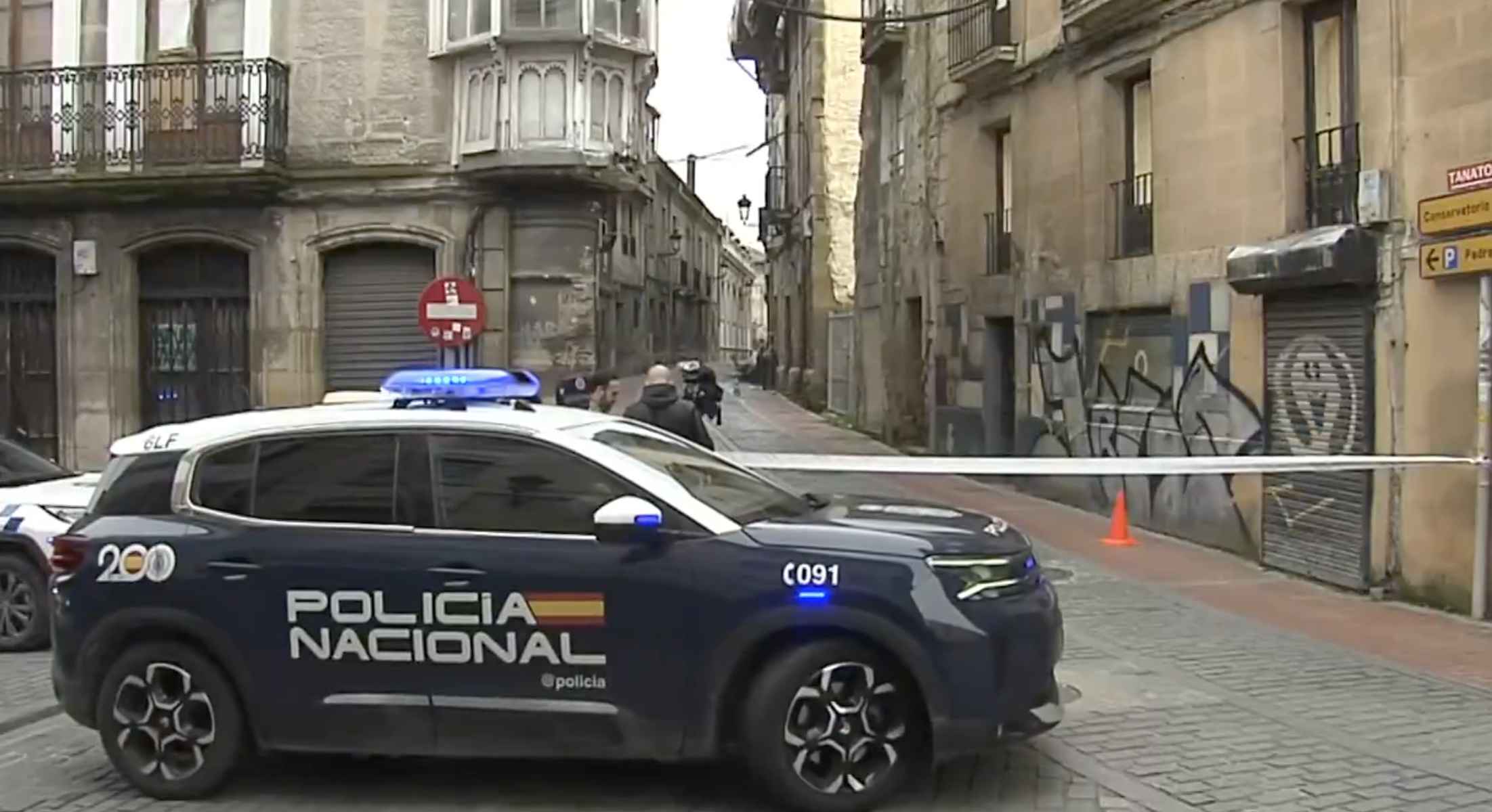 Un coche de la Policía Nacional, en el lugar donde han perdido la vida tres mujeres en un incendio provocado.