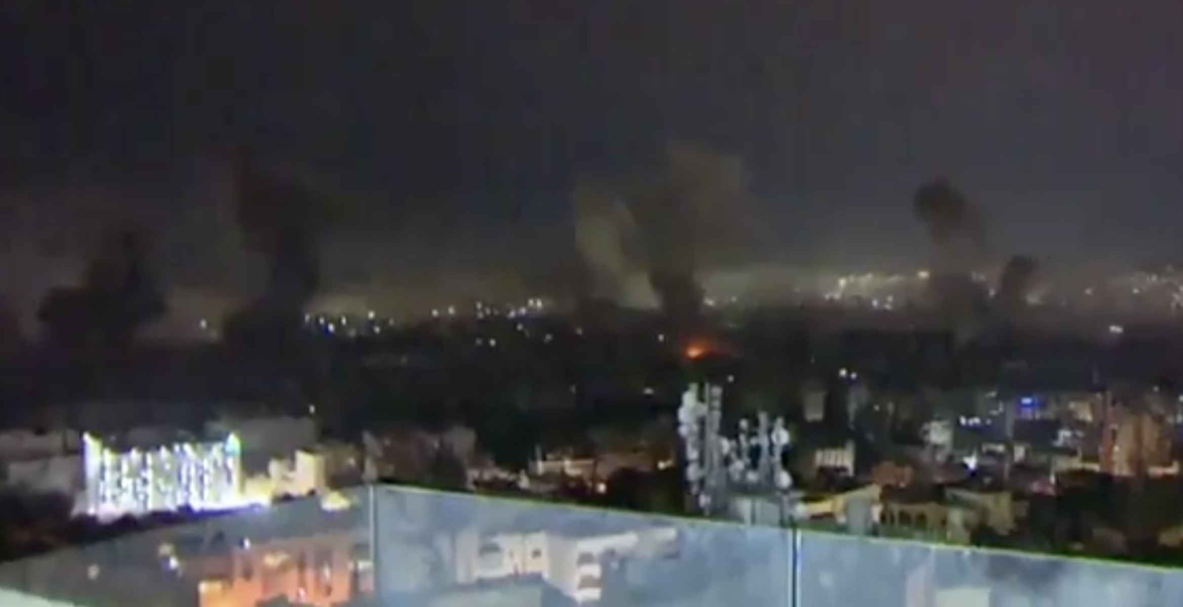 Varias columnas de humo en Beirut tras los ataques a gran escala de Israel.