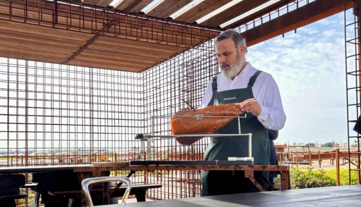 Ángel León, preparando un plato.