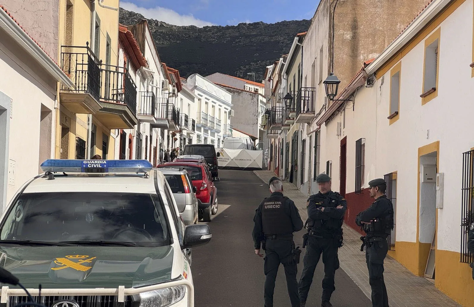 La Guardia Civil registra la vivienda de dos hermanos investigados por la desaparición de Francisca Cadenas.