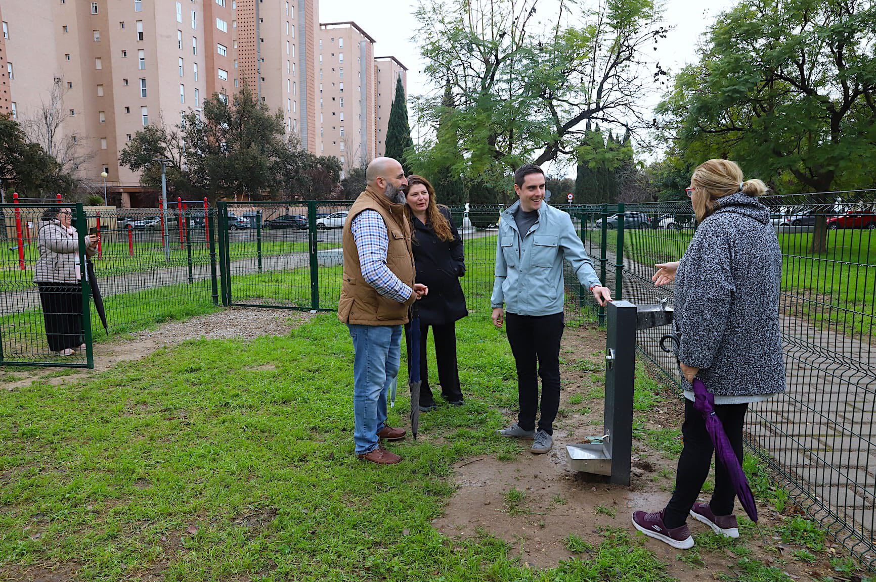 Un momento de la visita a los vecinos de la zona de Renfurbis y El Pelirón en Jerez. Habrá pivotes contra aparcamientos en aceras en Semana Santa.