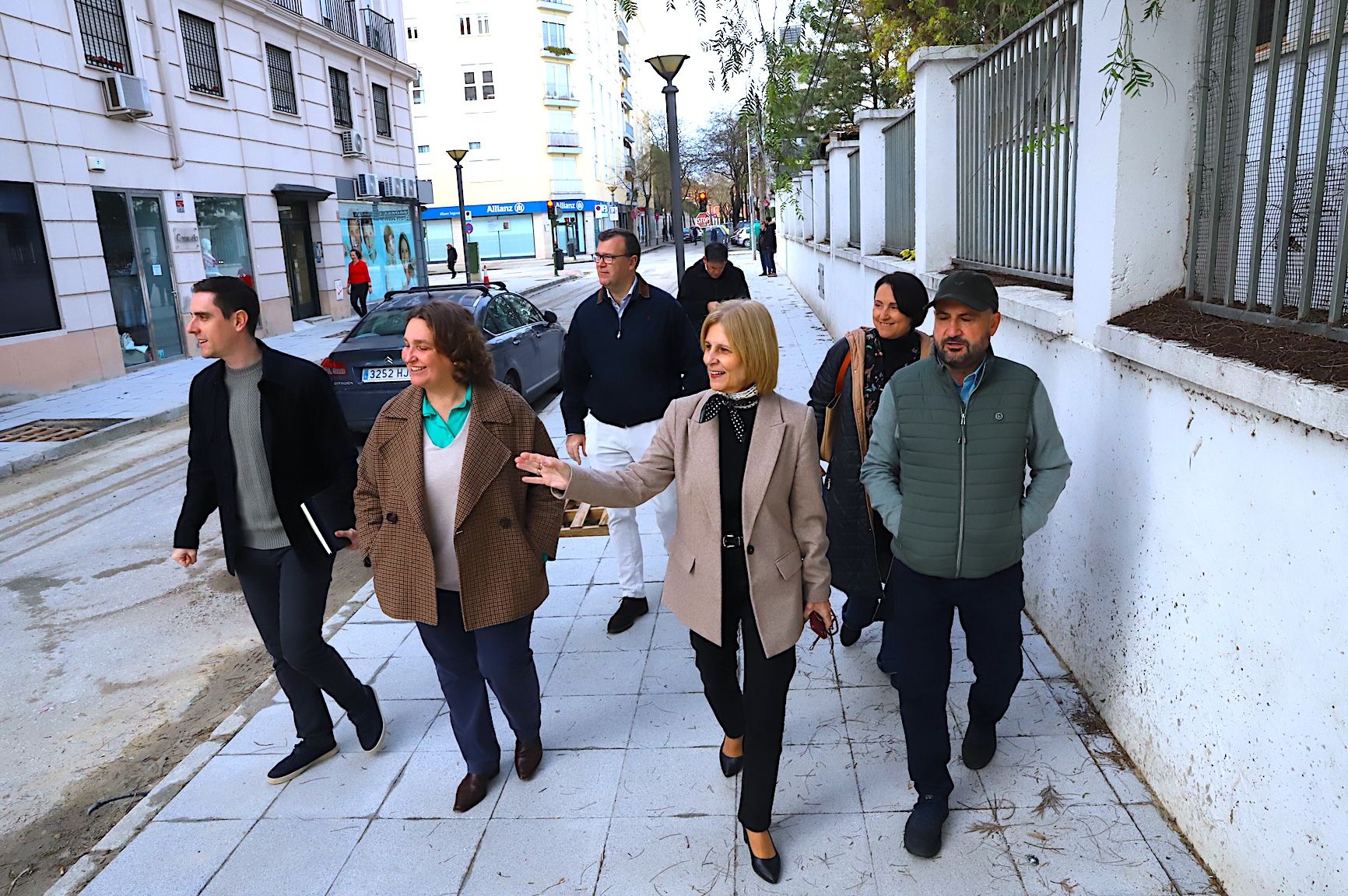 La alcaldesa y otros miembros del equipo de gobierno, en su visita a las recién finalizadas obras en calle Santo Domingo en Jerez.