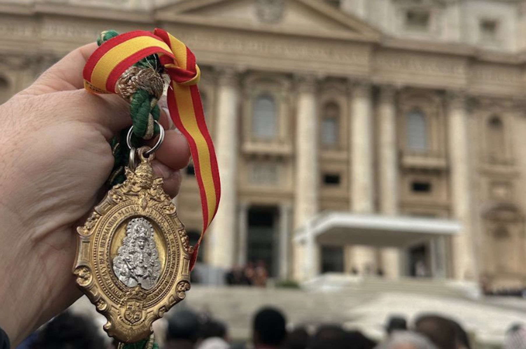 La medalla que la Hermandad Matriz de Almonte le ha regalado al Papa.