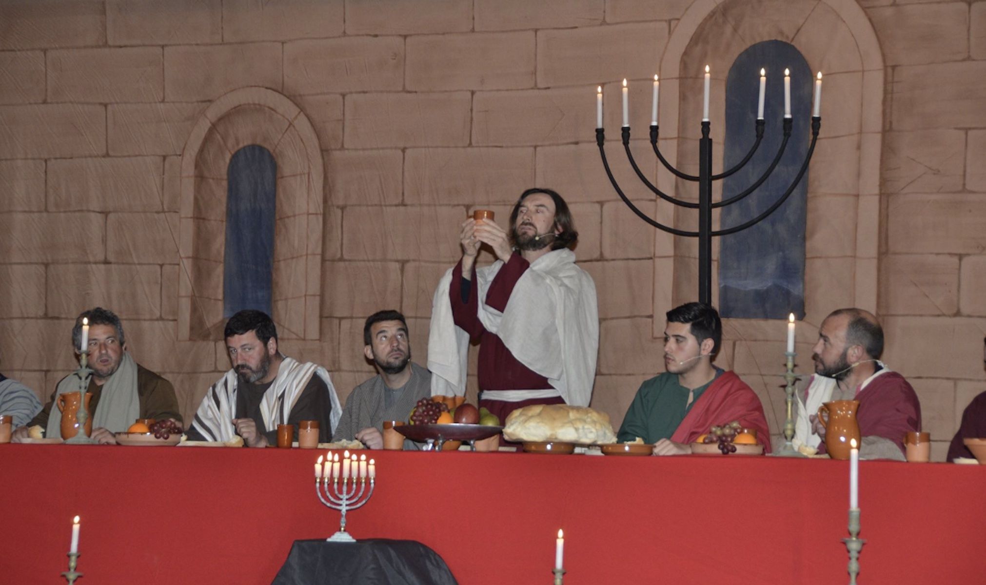 Escena de 'La última cena' en la representación de la Pasión de Cristo en Alcalá del Valle.