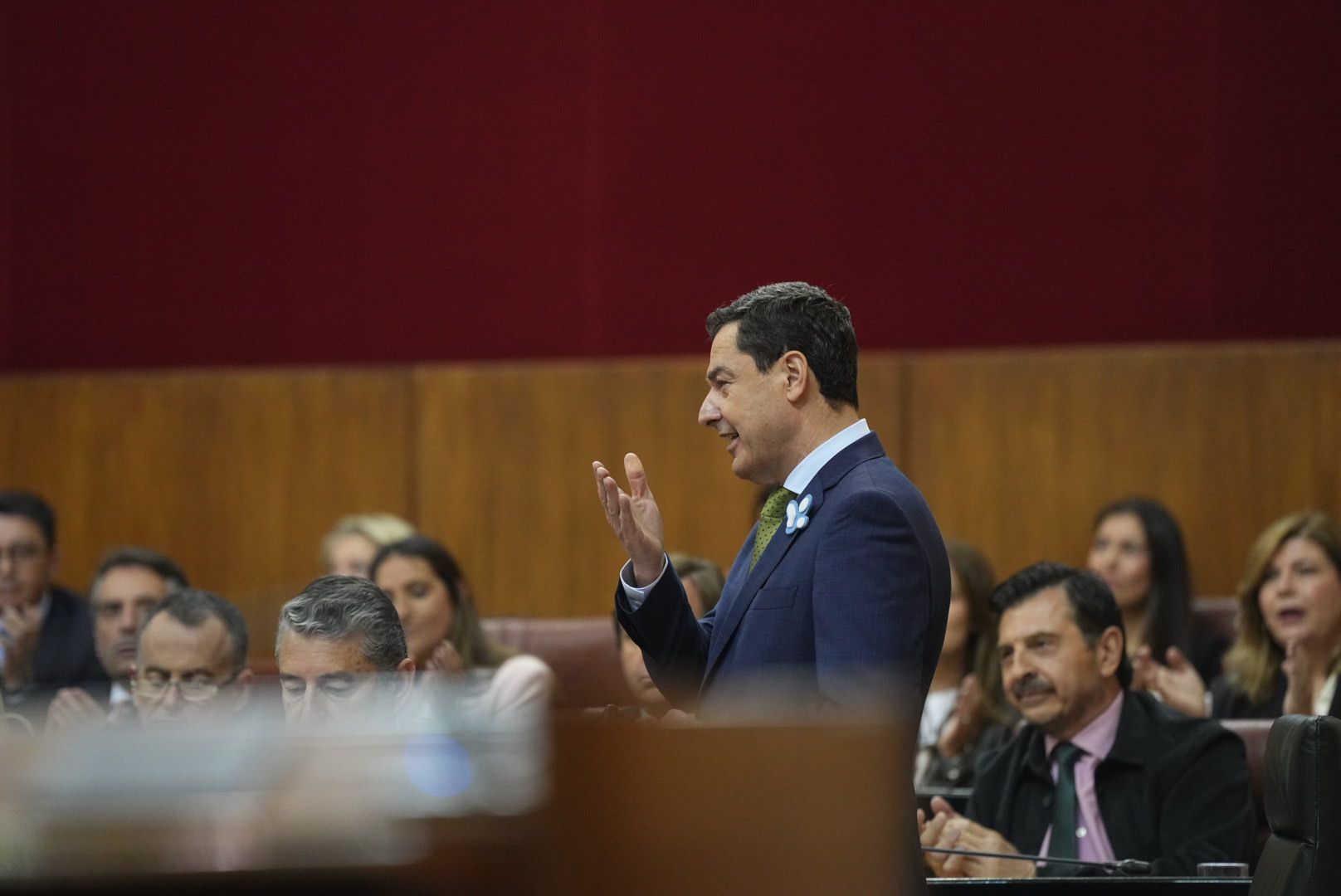 Juanma Moreno en el Parlamento.